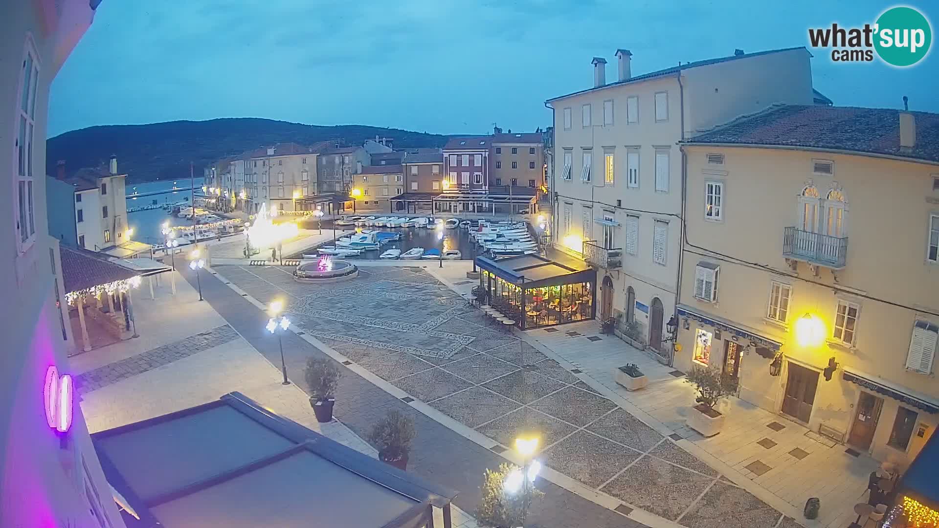 LIVE cam Cres city – place principale et “mandrač” – île de Cres – Croatie