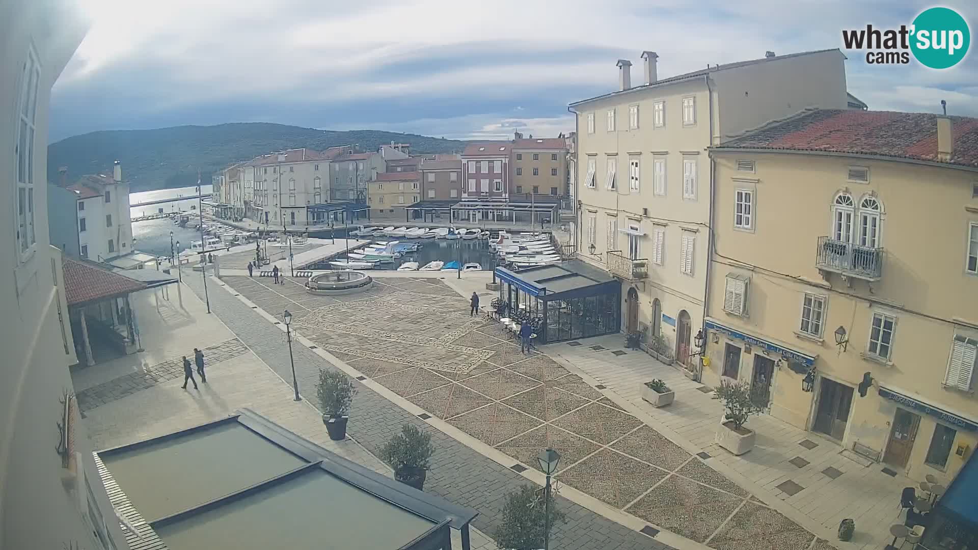 Kamera v ŽIVO Cres mesto – glavni trg in “mandrač” – otok Cres – Hrvaška