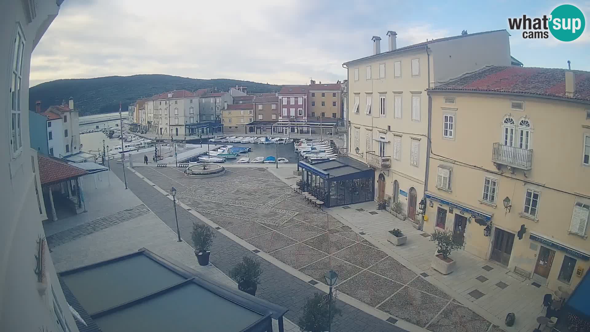 Cámara en vivo ciudad de Cres – plaza principal y “mandrač” – isla de Cres – Croacia