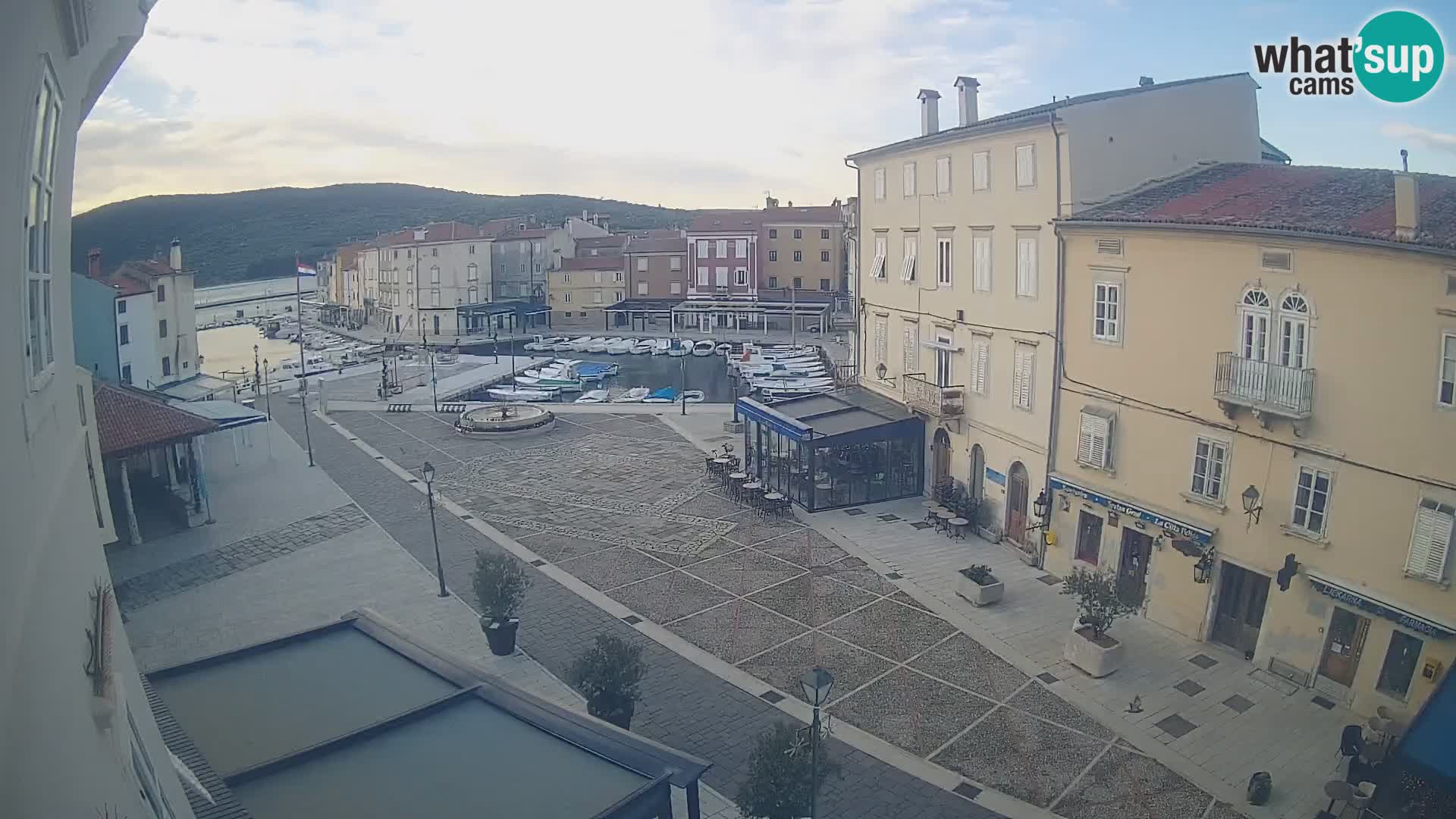 Cámara en vivo ciudad de Cres – plaza principal y “mandrač” – isla de Cres – Croacia