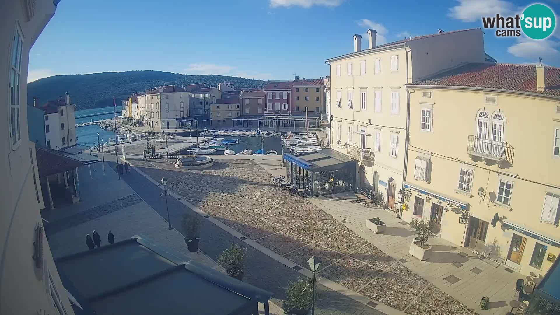 LIVE cam Cres city – place principale et “mandrač” – île de Cres – Croatie