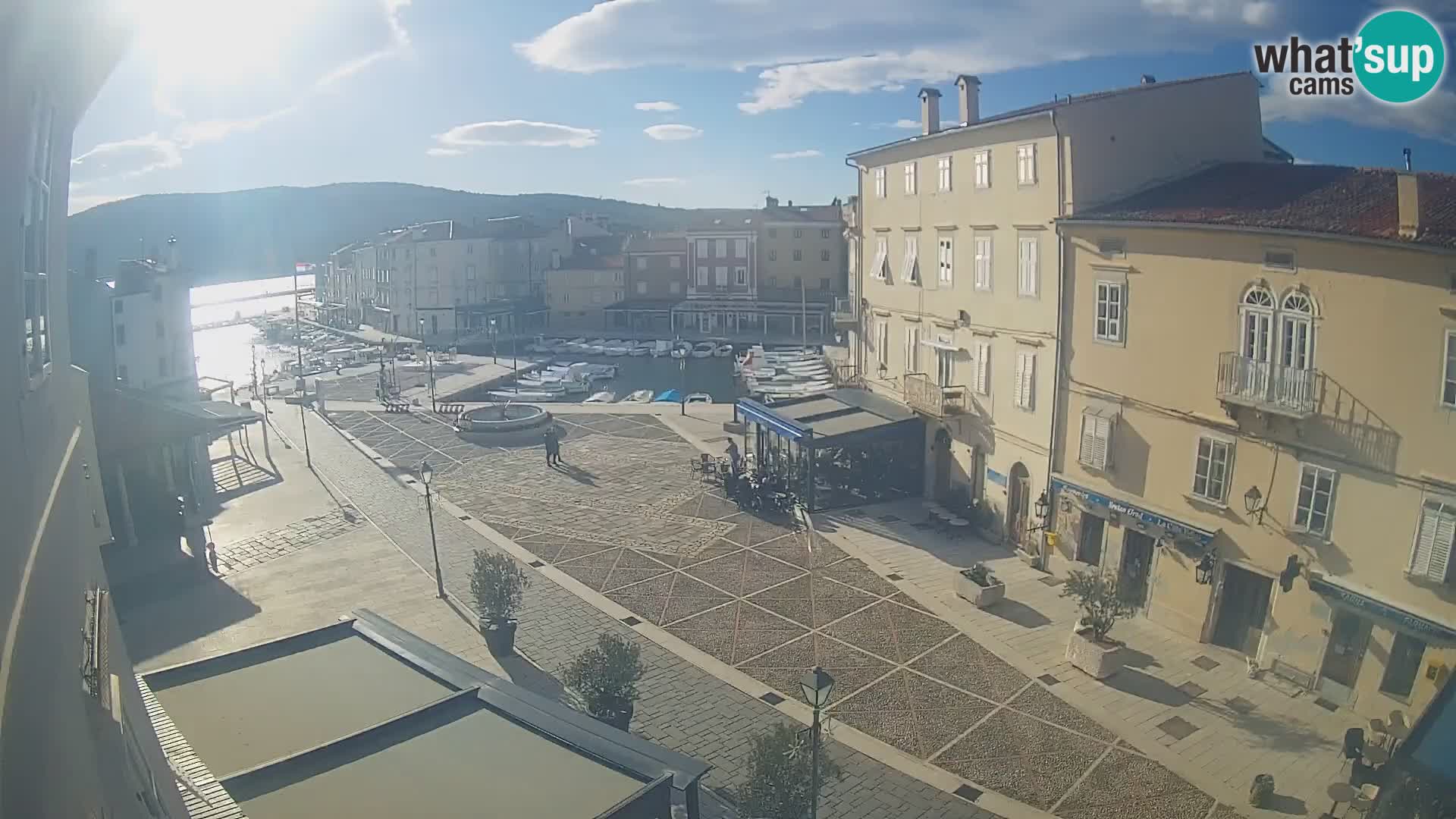 LIVE cam Cres città – piazza principale e “mandrač” – isola di Cherso – Croazia