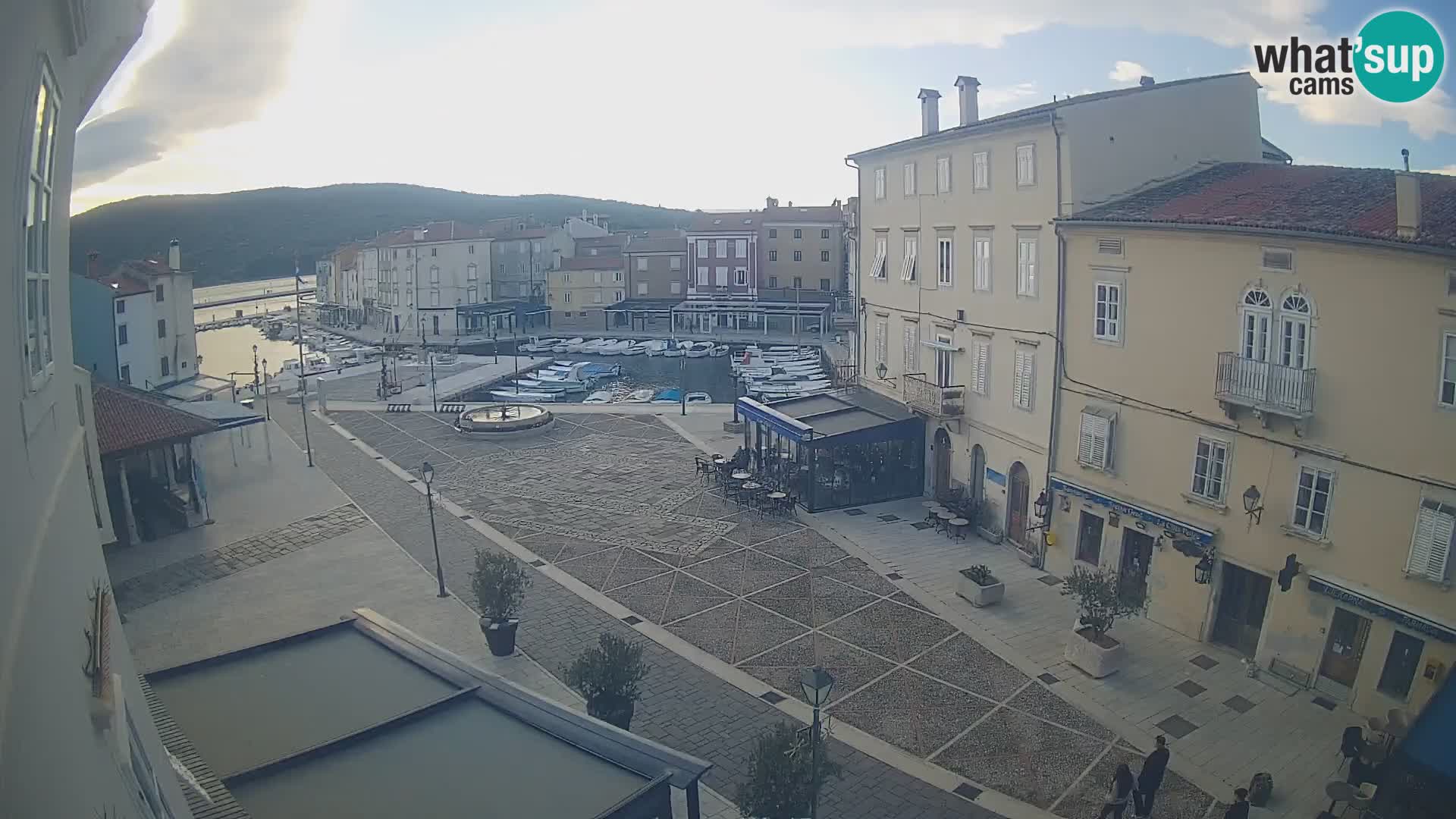 LIVE cam Cres Stadt – Hauptplatz und “mandrač” – Cres Insel – Kroatien