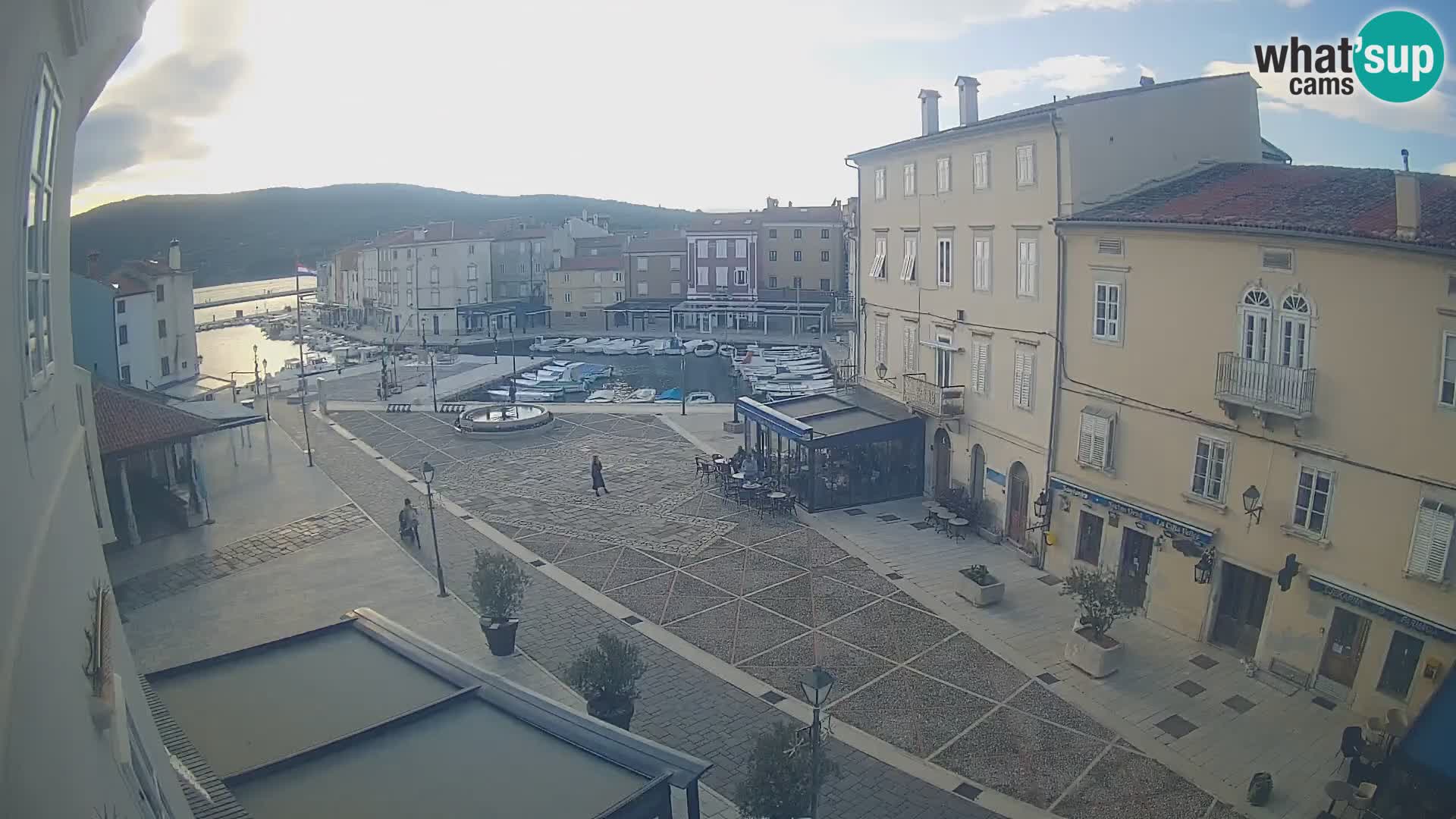 LIVE cam Cres città – piazza principale e “mandrač” – isola di Cherso – Croazia