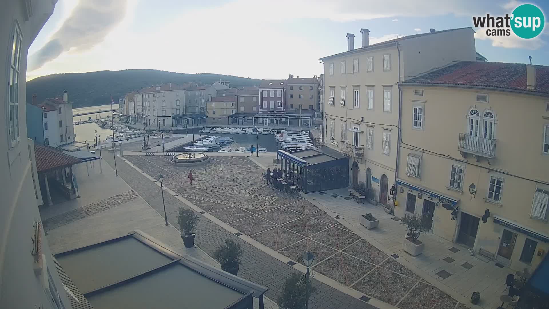 LIVE cam Cres città – piazza principale e “mandrač” – isola di Cherso – Croazia