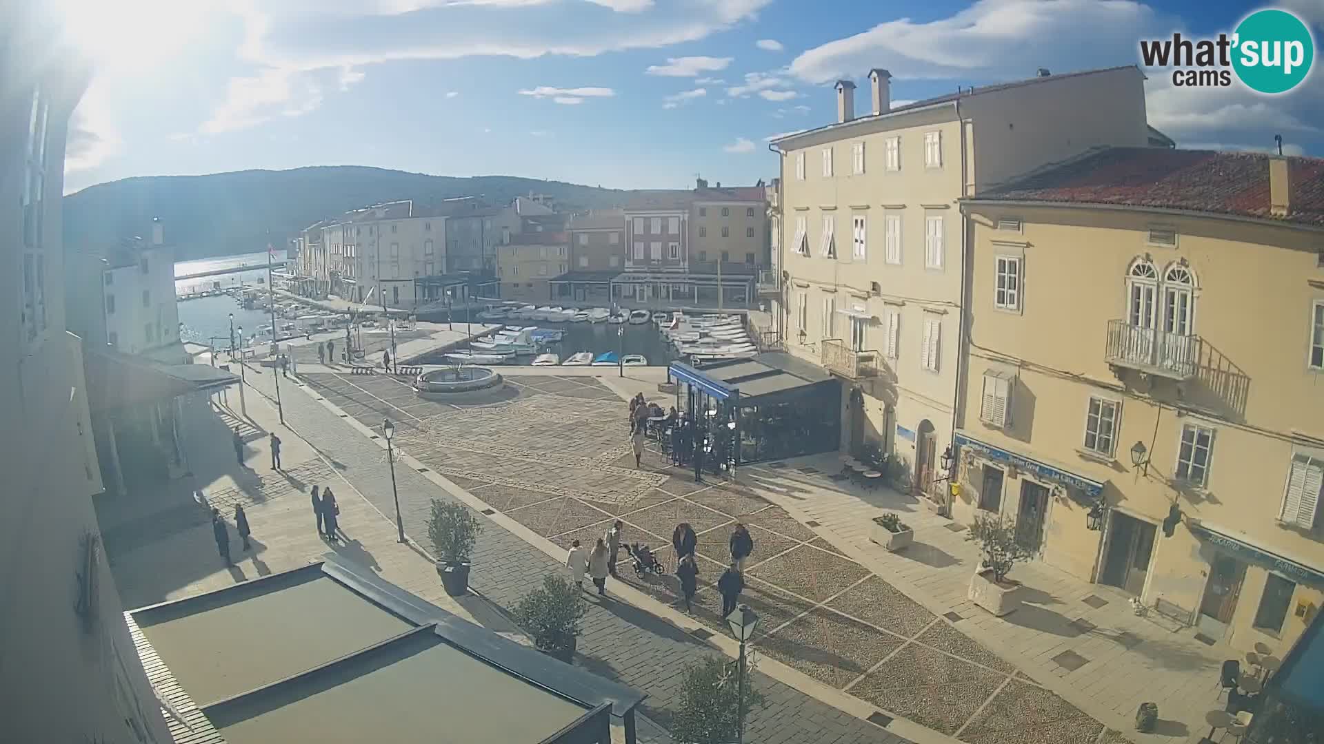 LIVE cam Cres città – piazza principale e “mandrač” – isola di Cherso – Croazia