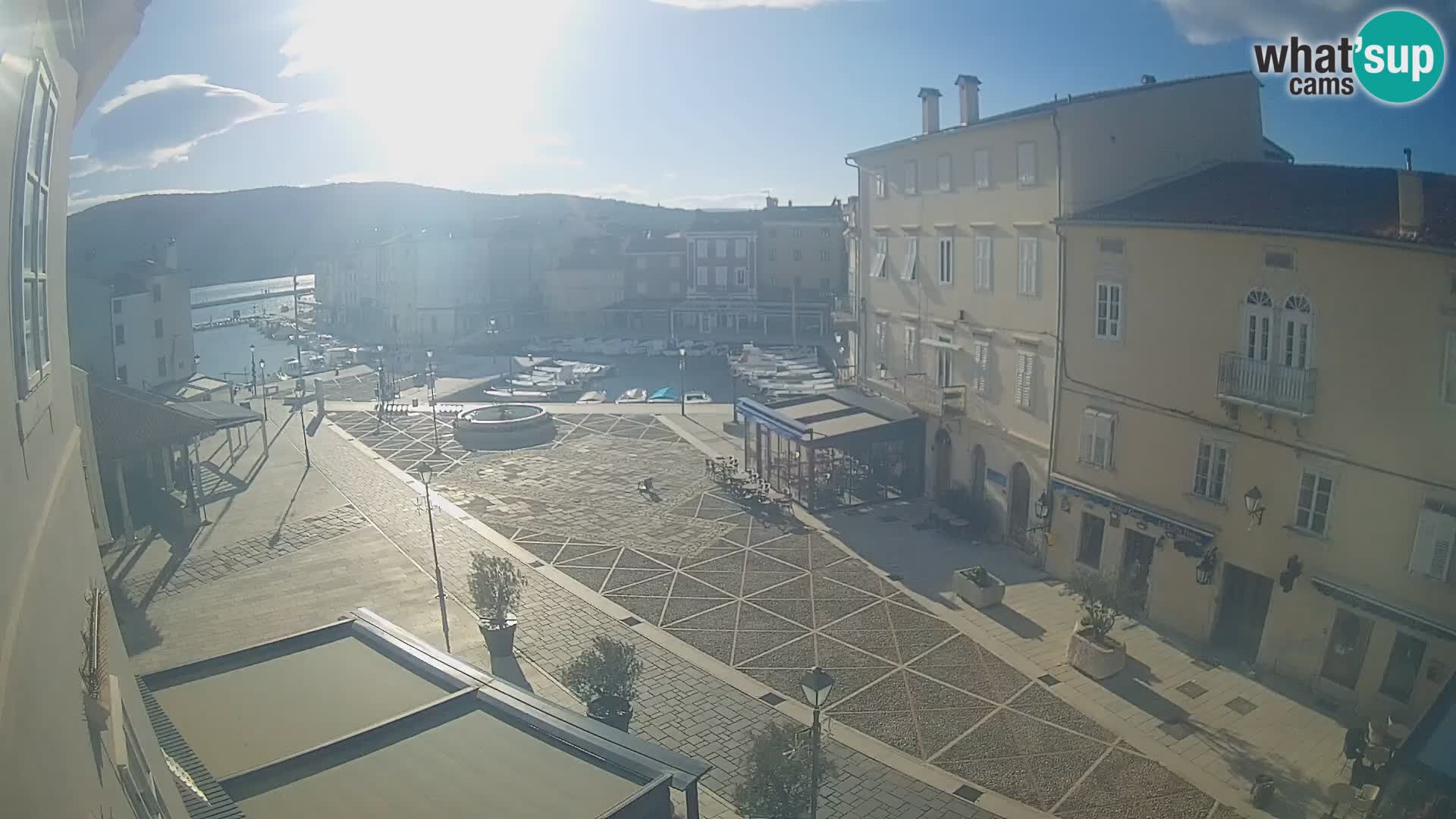 LIVE cam Cres città – piazza principale e “mandrač” – isola di Cherso – Croazia