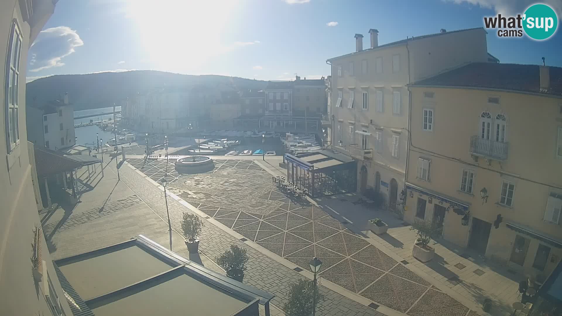 LIVE cam Cres city – place principale et “mandrač” – île de Cres – Croatie