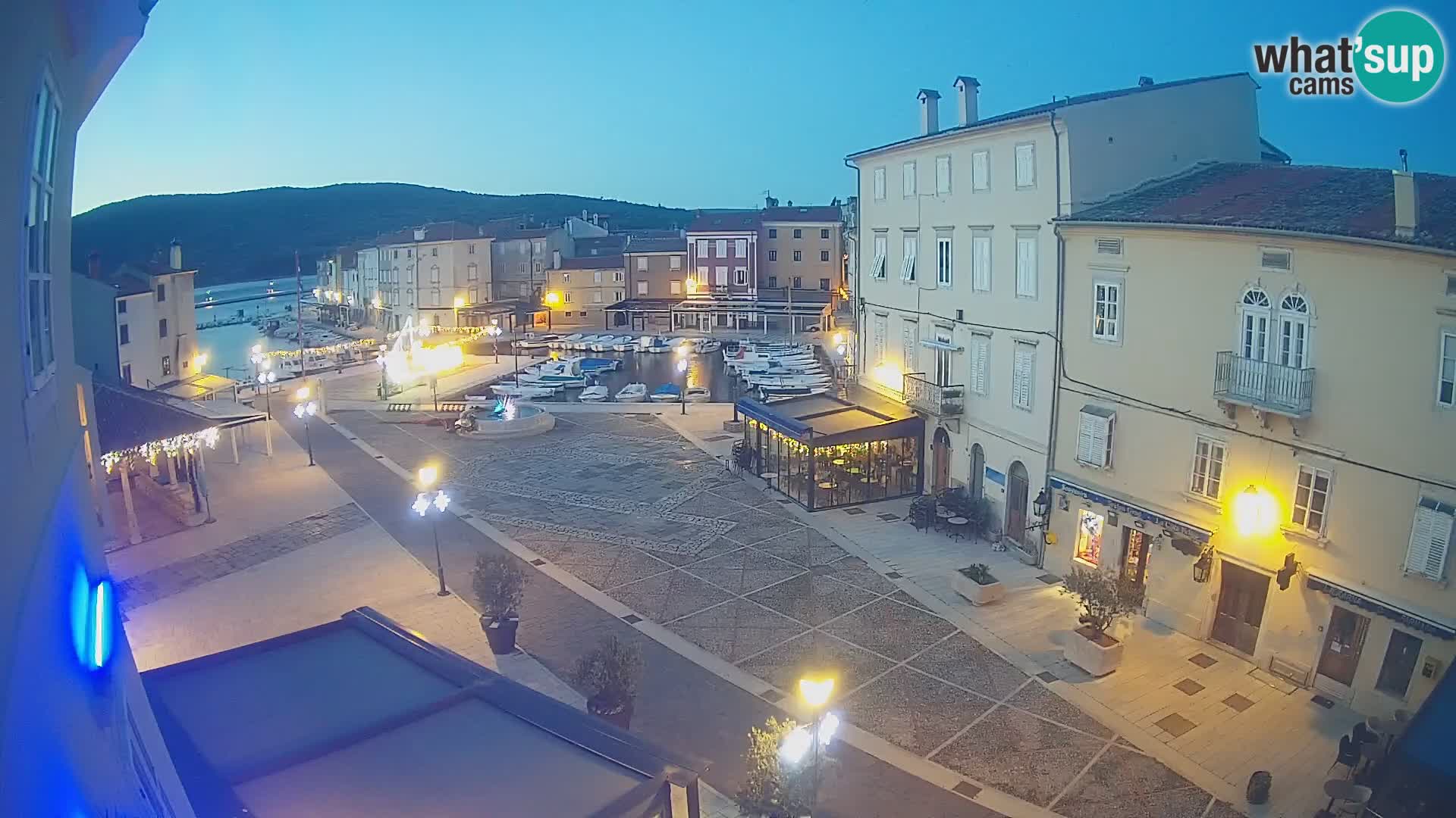 Cámara en vivo ciudad de Cres – plaza principal y “mandrač” – isla de Cres – Croacia