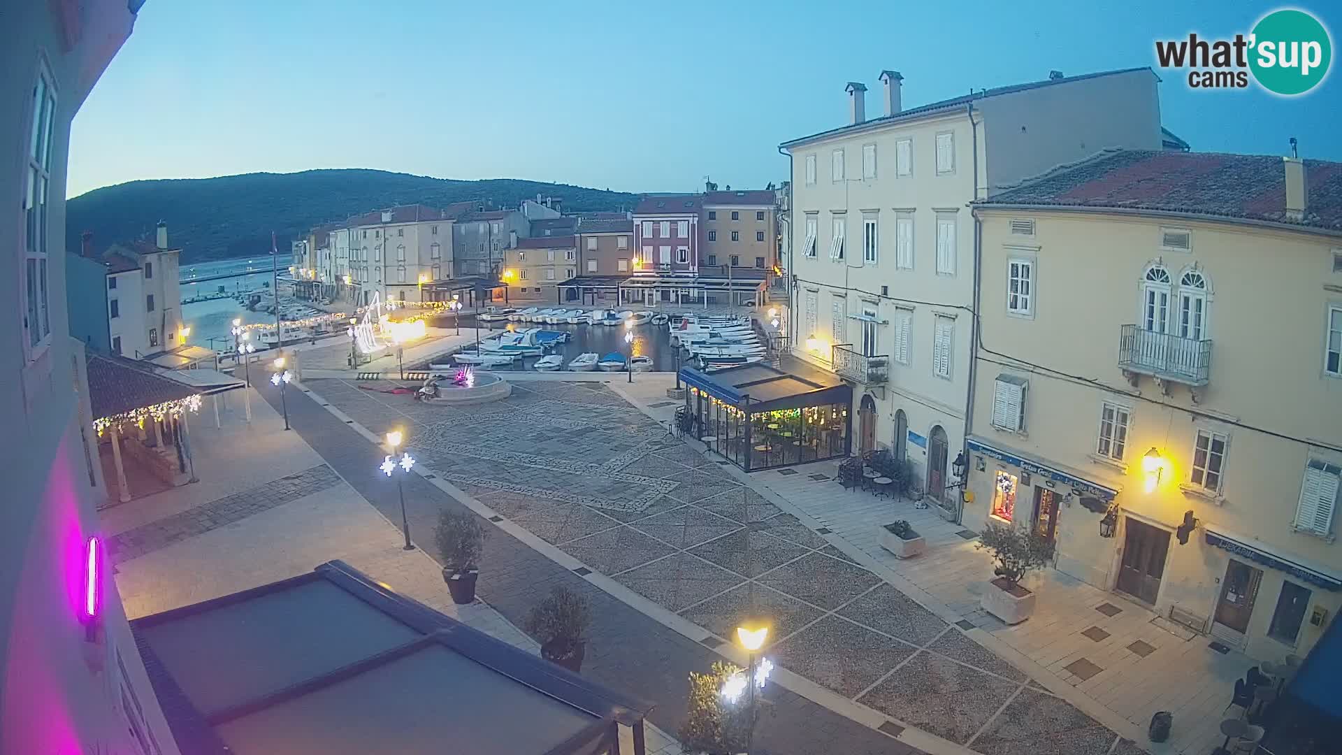 LIVE cam Cres city – place principale et “mandrač” – île de Cres – Croatie