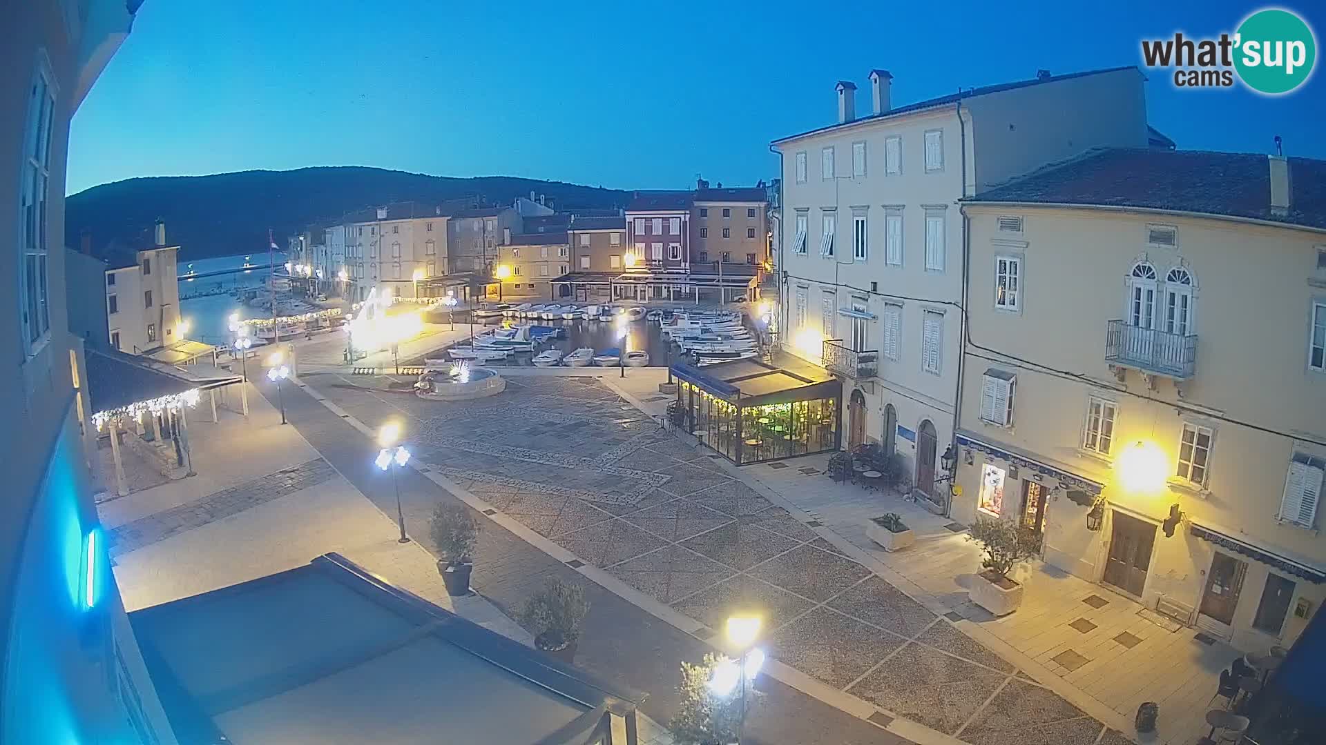 LIVE cam Cres city – place principale et “mandrač” – île de Cres – Croatie