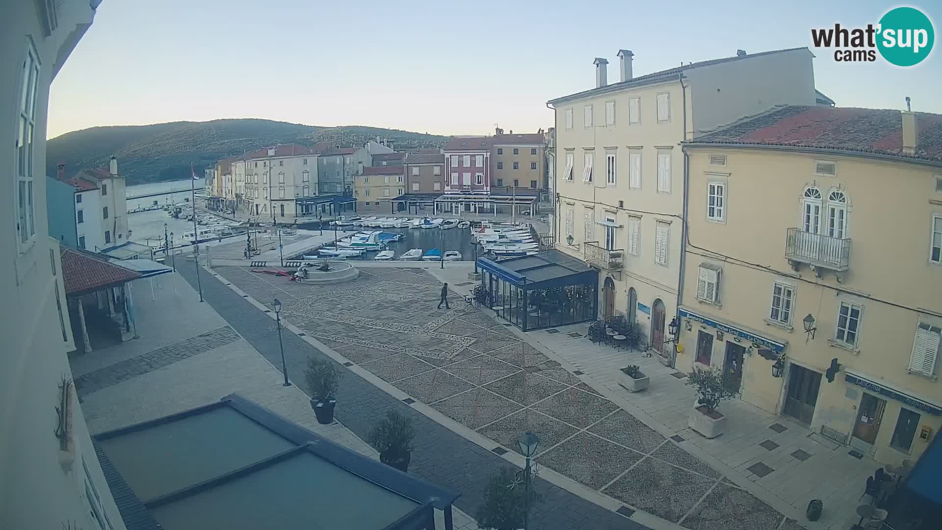 Web kamera Grad Cres – glavni trg i “mandrač” – otok Cres