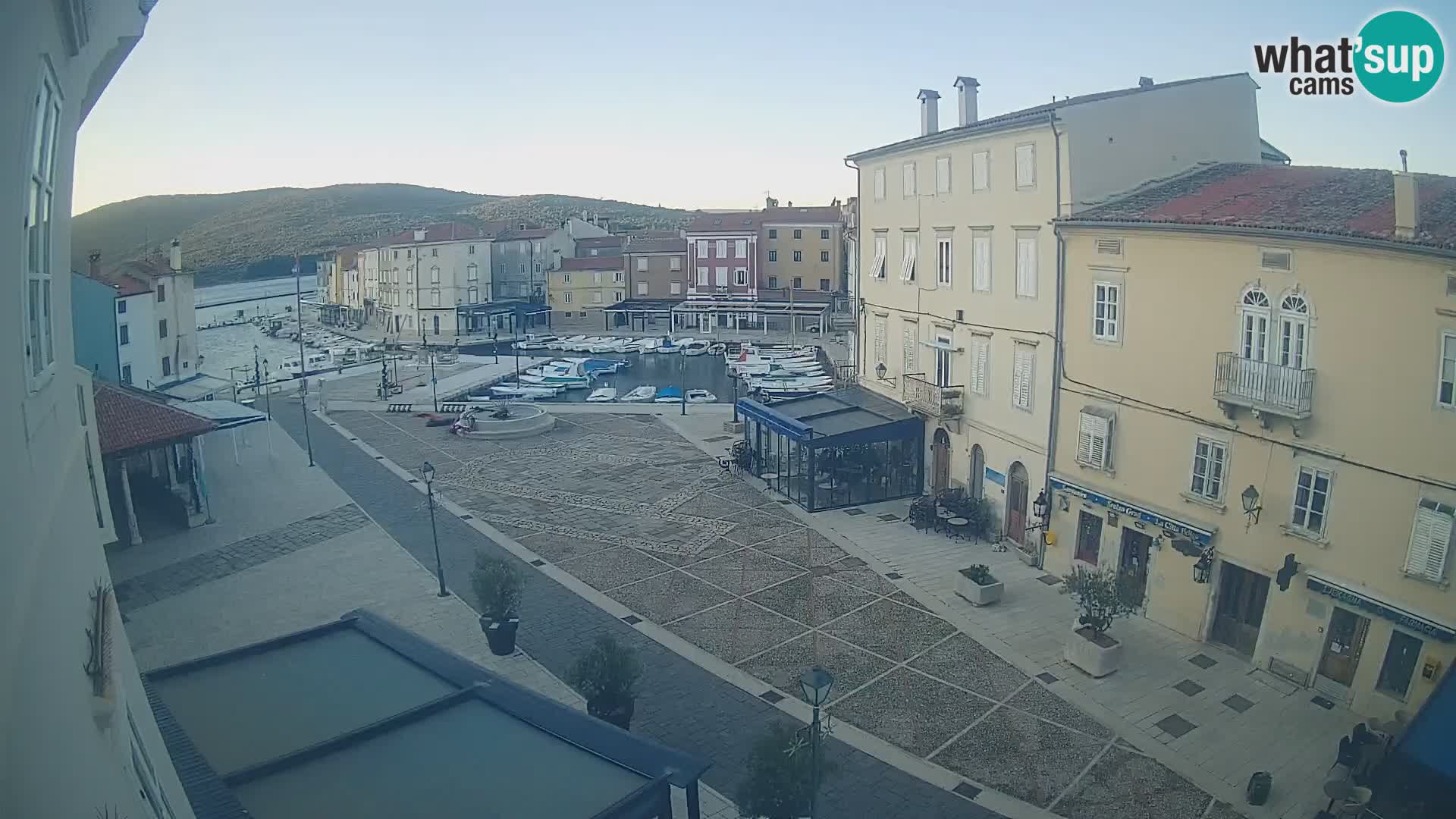 LIVE cam Cres city – place principale et “mandrač” – île de Cres – Croatie