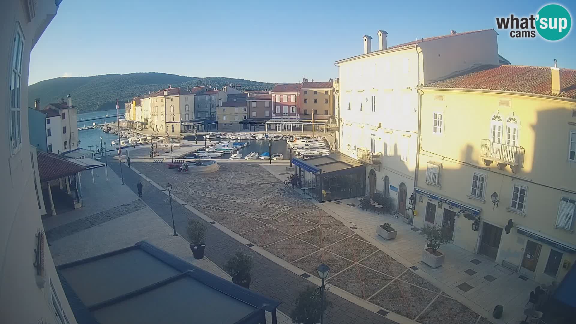 Cámara en vivo ciudad de Cres – plaza principal y “mandrač” – isla de Cres – Croacia