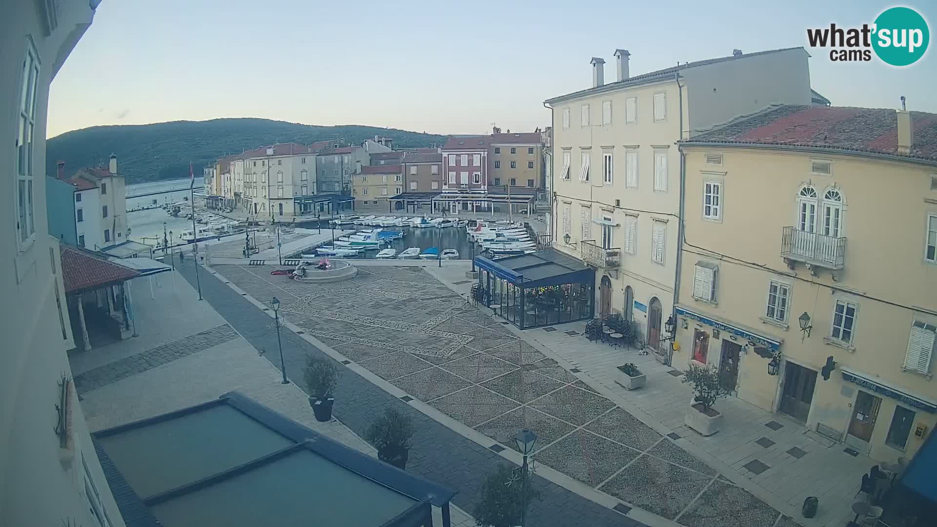 LIVE cam Cres city – place principale et “mandrač” – île de Cres – Croatie