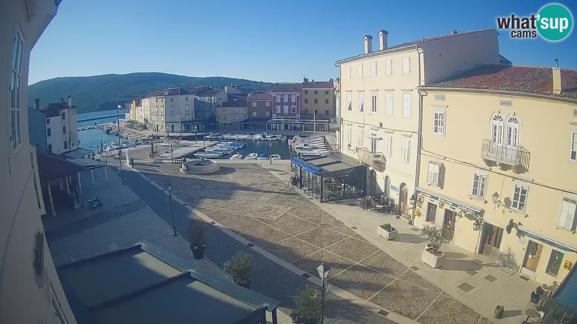 Kamera v ŽIVO Cres mesto – glavni trg in “mandrač” – otok Cres – Hrvaška