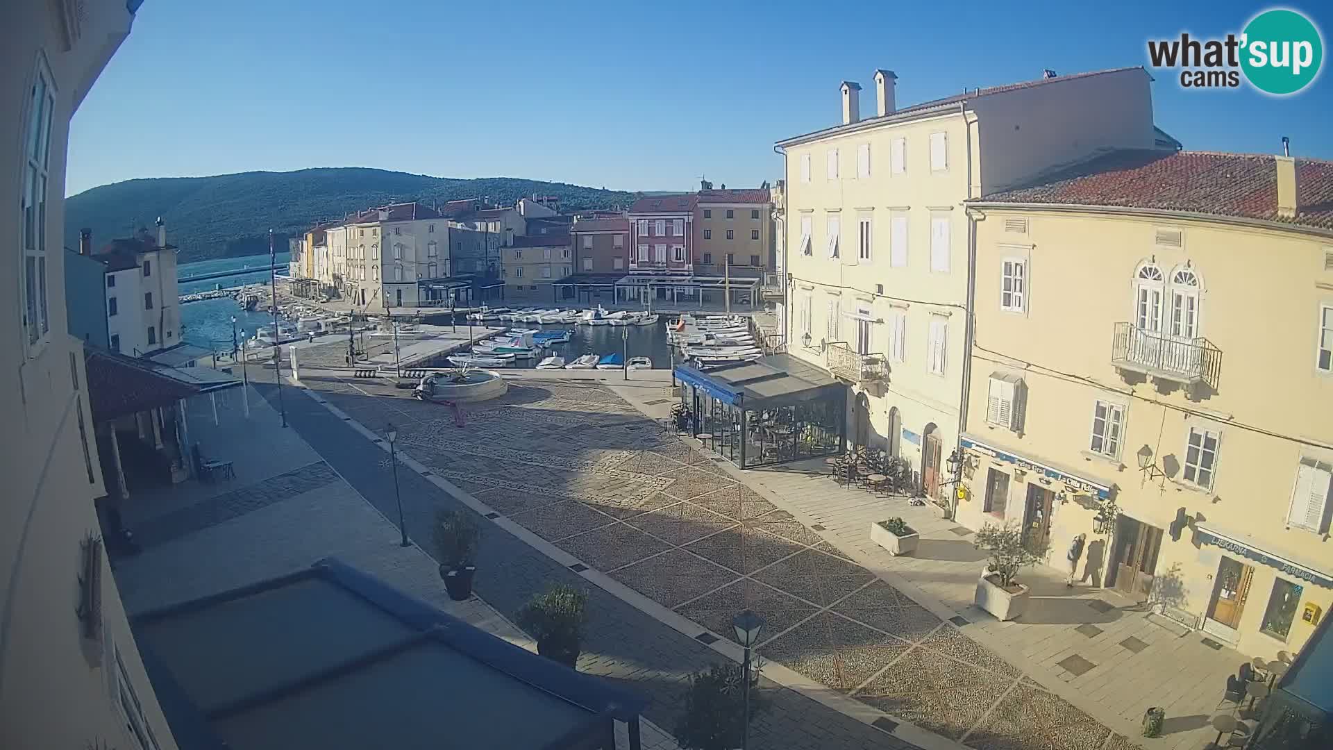 Kamera v ŽIVO Cres mesto – glavni trg in “mandrač” – otok Cres – Hrvaška