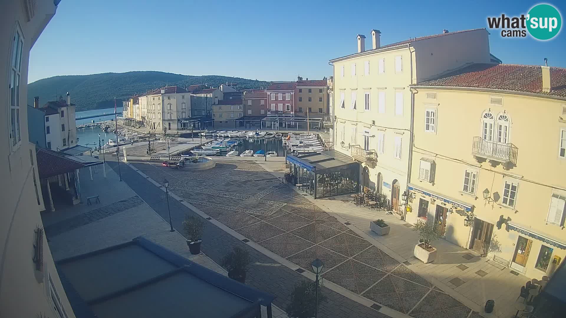 Web kamera Grad Cres – glavni trg i “mandrač” – otok Cres