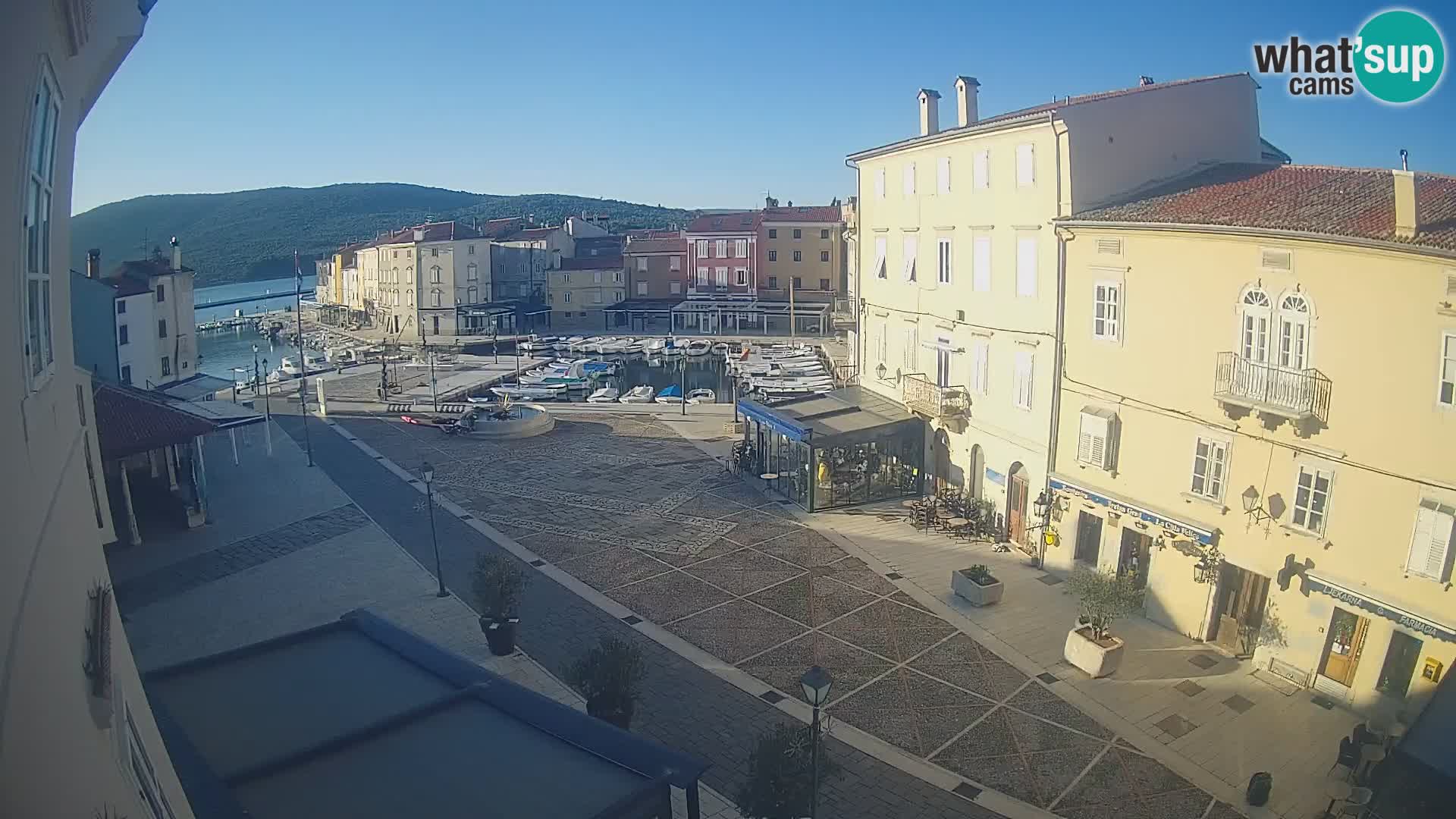 V ŽIVO spletna kamera Cres mesto – glavni trg in “mandrač” – otok Cres – Hrvaška