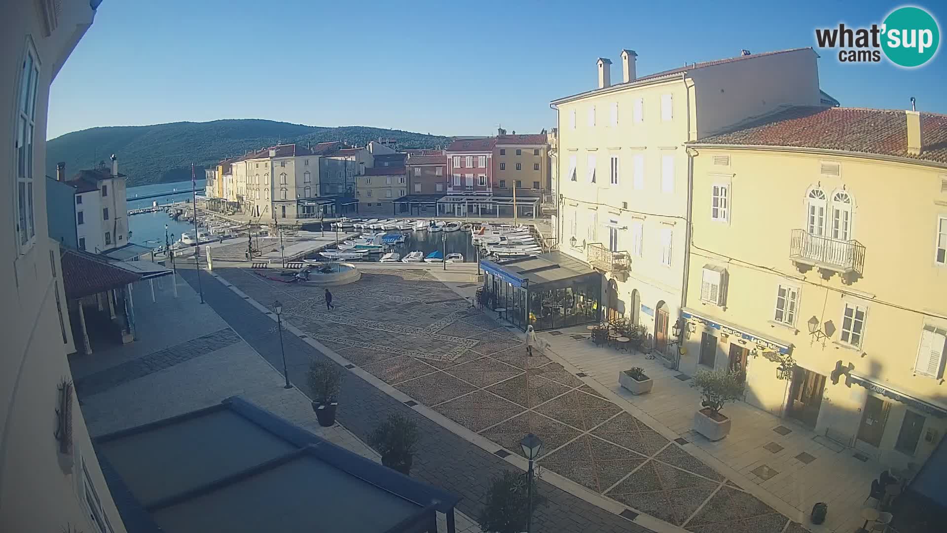 Kamera v ŽIVO Cres mesto – glavni trg in “mandrač” – otok Cres – Hrvaška