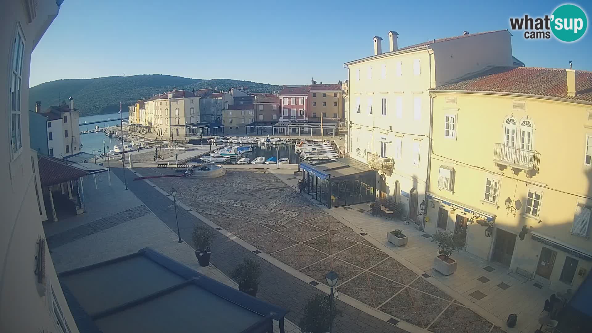 LIVE cam Cres Stadt – Hauptplatz und “mandrač” – Cres Insel – Kroatien