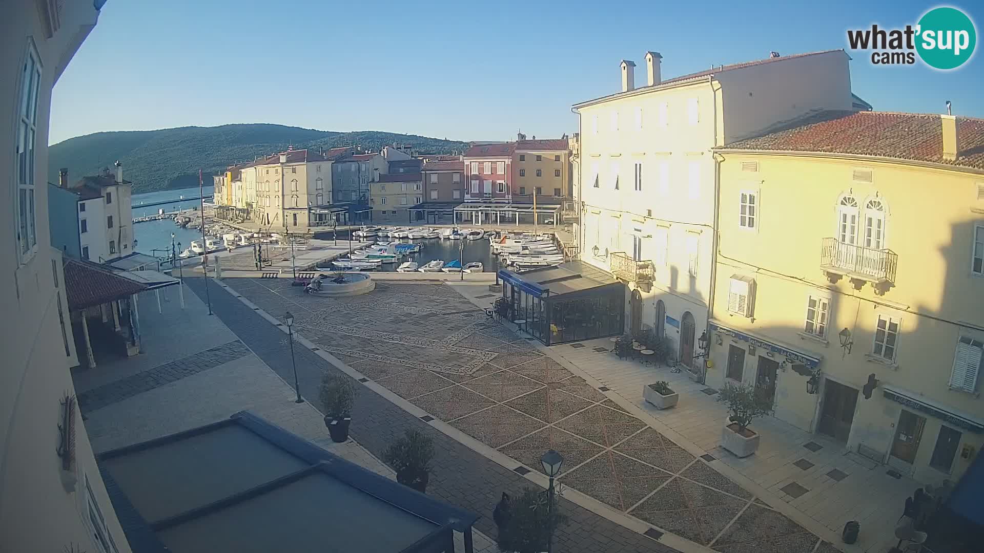 LIVE cam Cres city – place principale et “mandrač” – île de Cres – Croatie