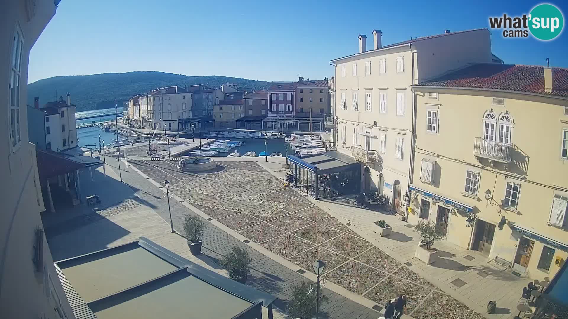 LIVE cam Cres city – place principale et “mandrač” – île de Cres – Croatie