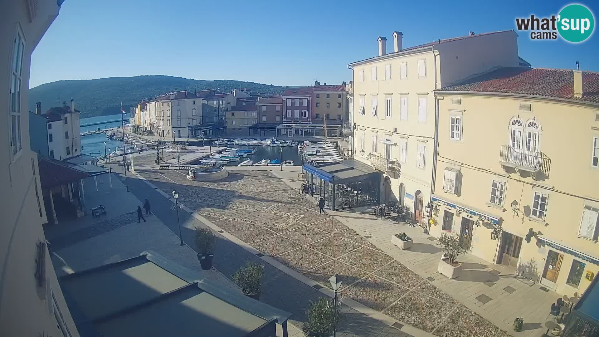 Kamera v ŽIVO Cres mesto – glavni trg in “mandrač” – otok Cres – Hrvaška