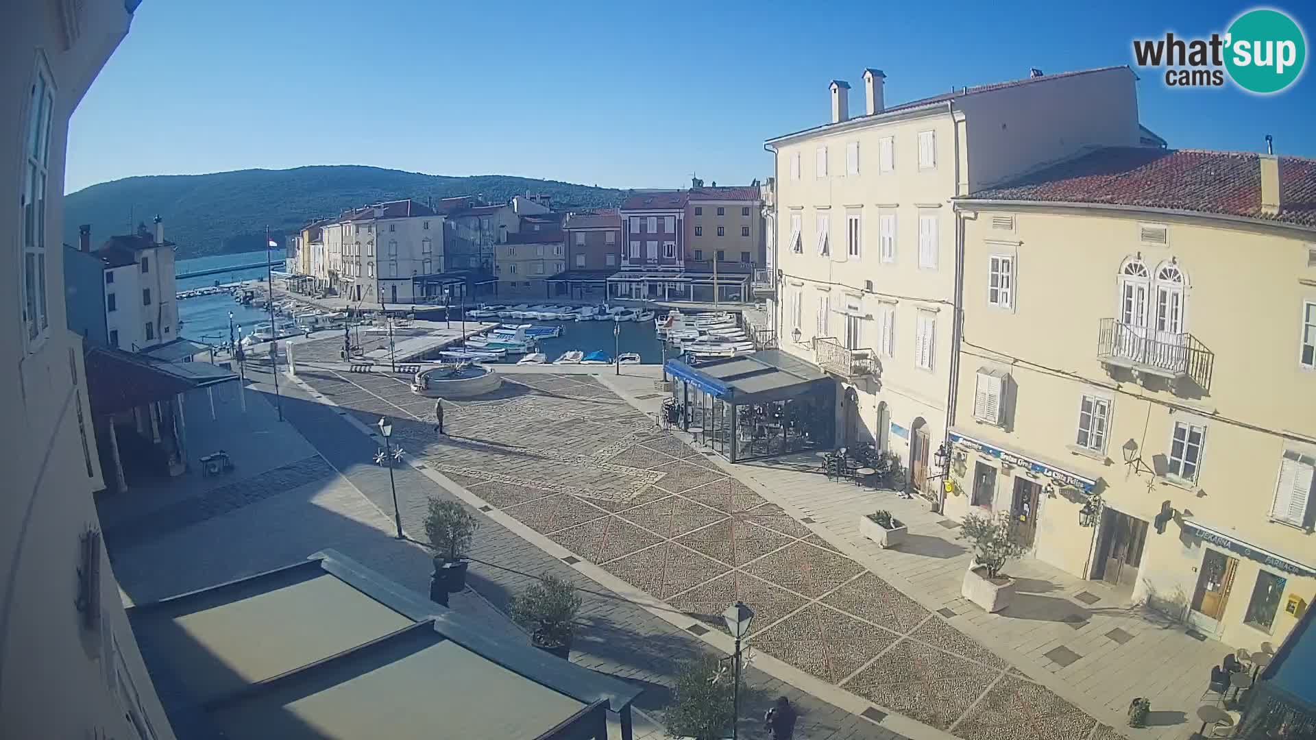 LIVE cam Cres city – place principale et “mandrač” – île de Cres – Croatie