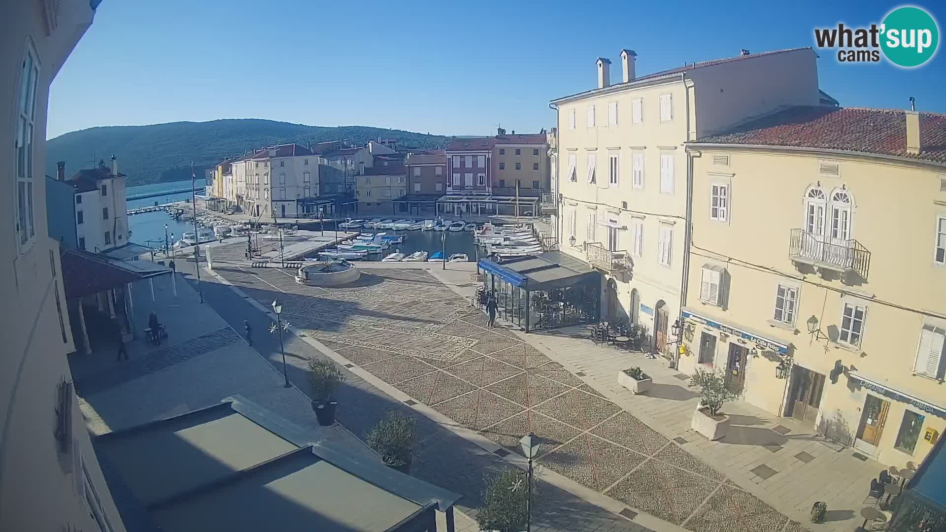 LIVE cam Cres city – place principale et “mandrač” – île de Cres – Croatie