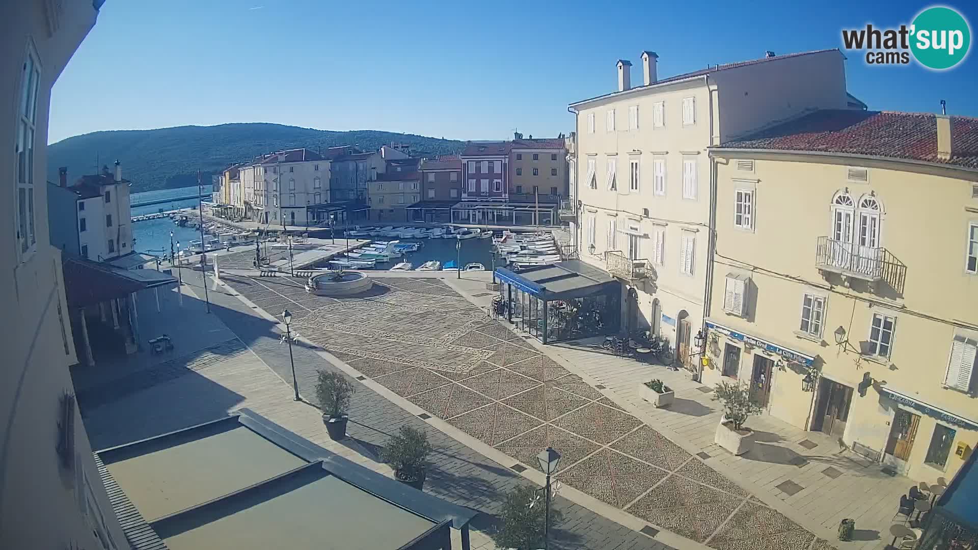 Kamera v ŽIVO Cres mesto – glavni trg in “mandrač” – otok Cres – Hrvaška