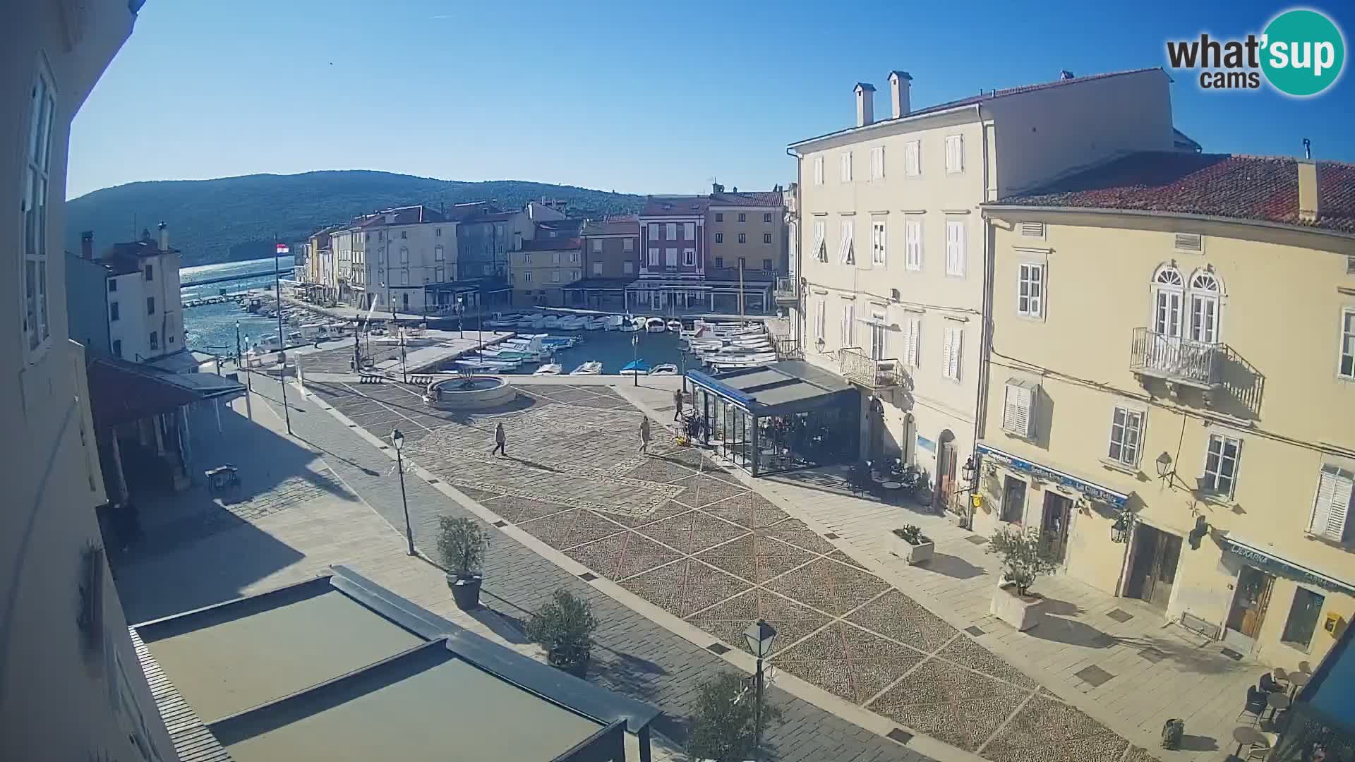 Kamera v ŽIVO Cres mesto – glavni trg in “mandrač” – otok Cres – Hrvaška