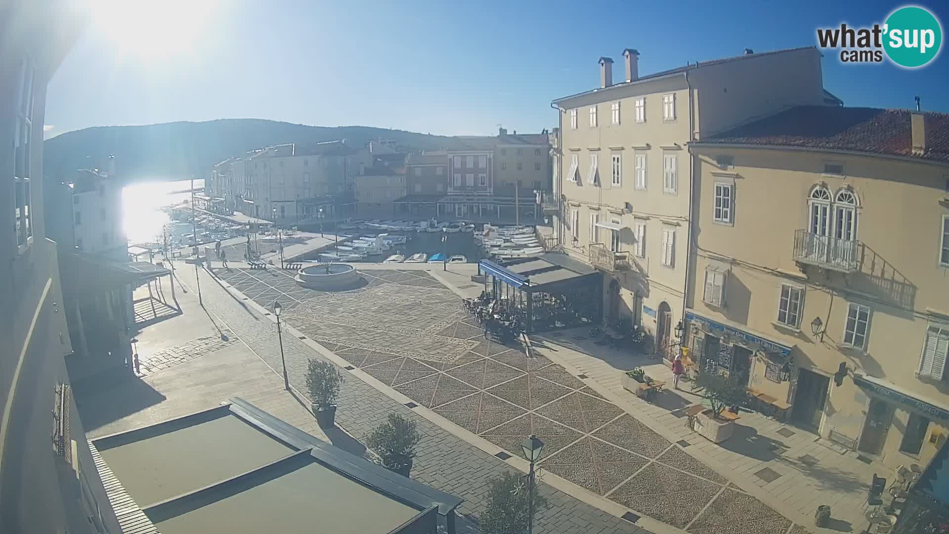 Kamera v ŽIVO Cres mesto – glavni trg in “mandrač” – otok Cres – Hrvaška