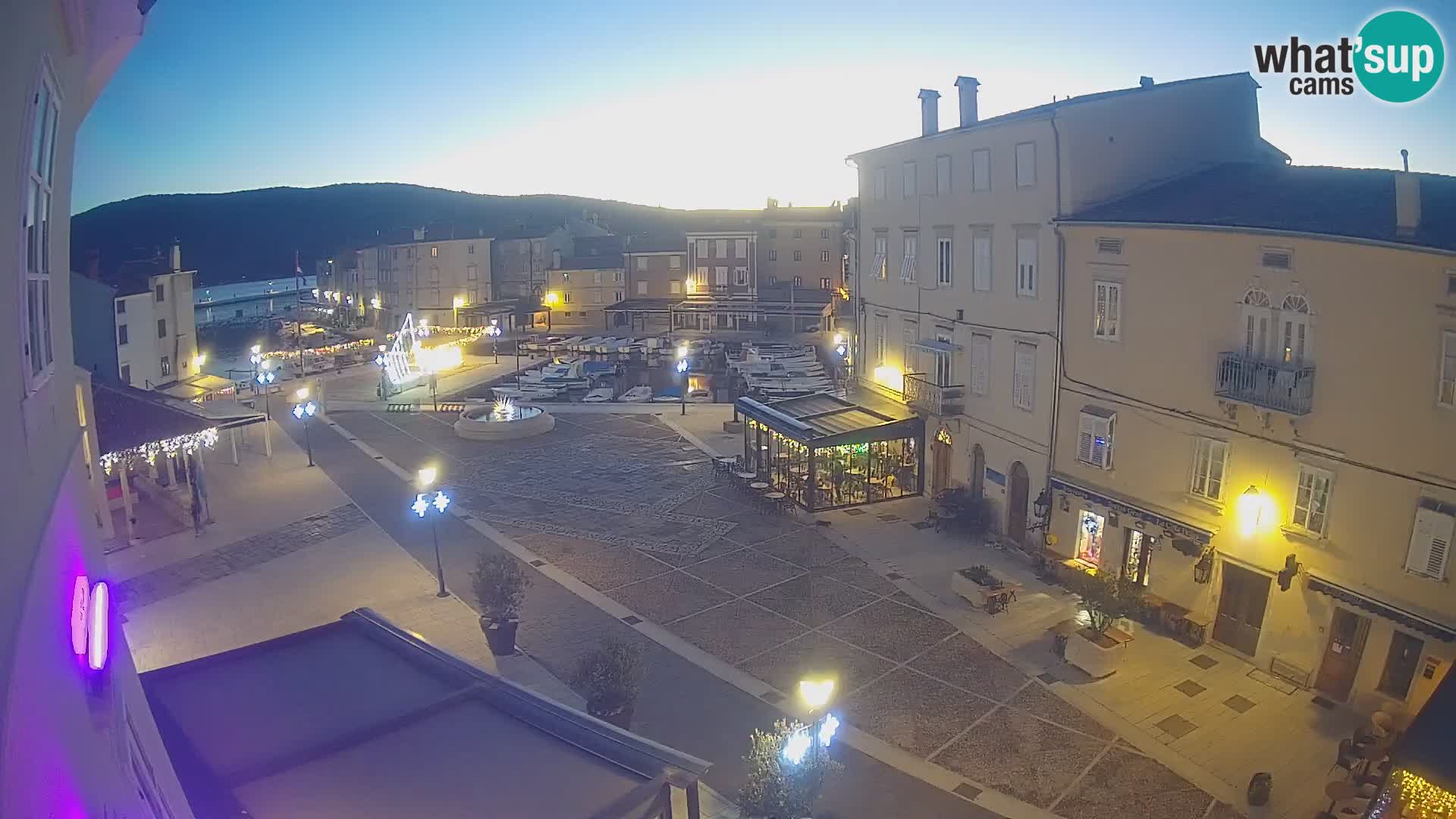 LIVE cam Cres city – place principale et “mandrač” – île de Cres – Croatie