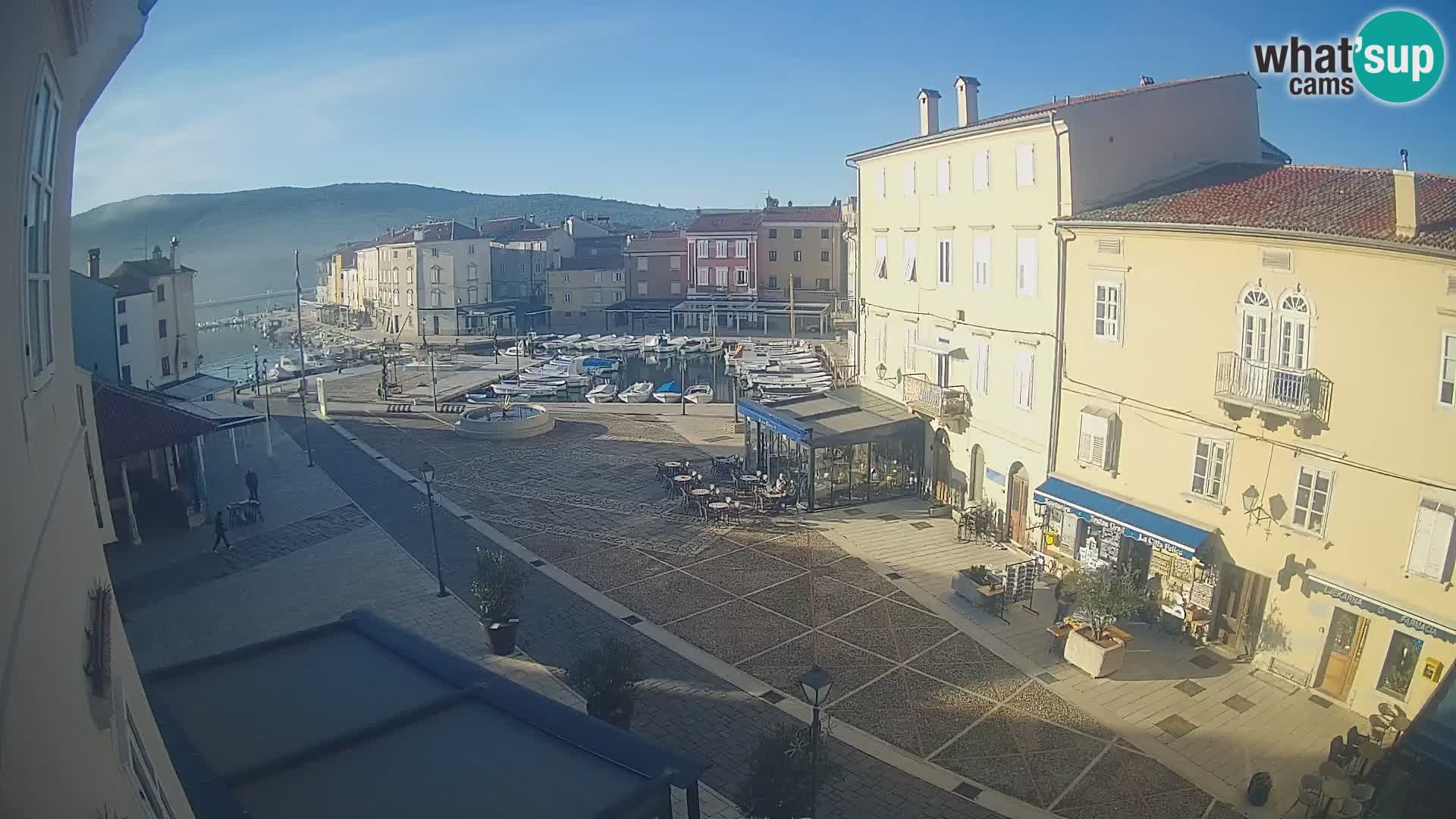 V ŽIVO spletna kamera Cres mesto – glavni trg in “mandrač” – otok Cres – Hrvaška