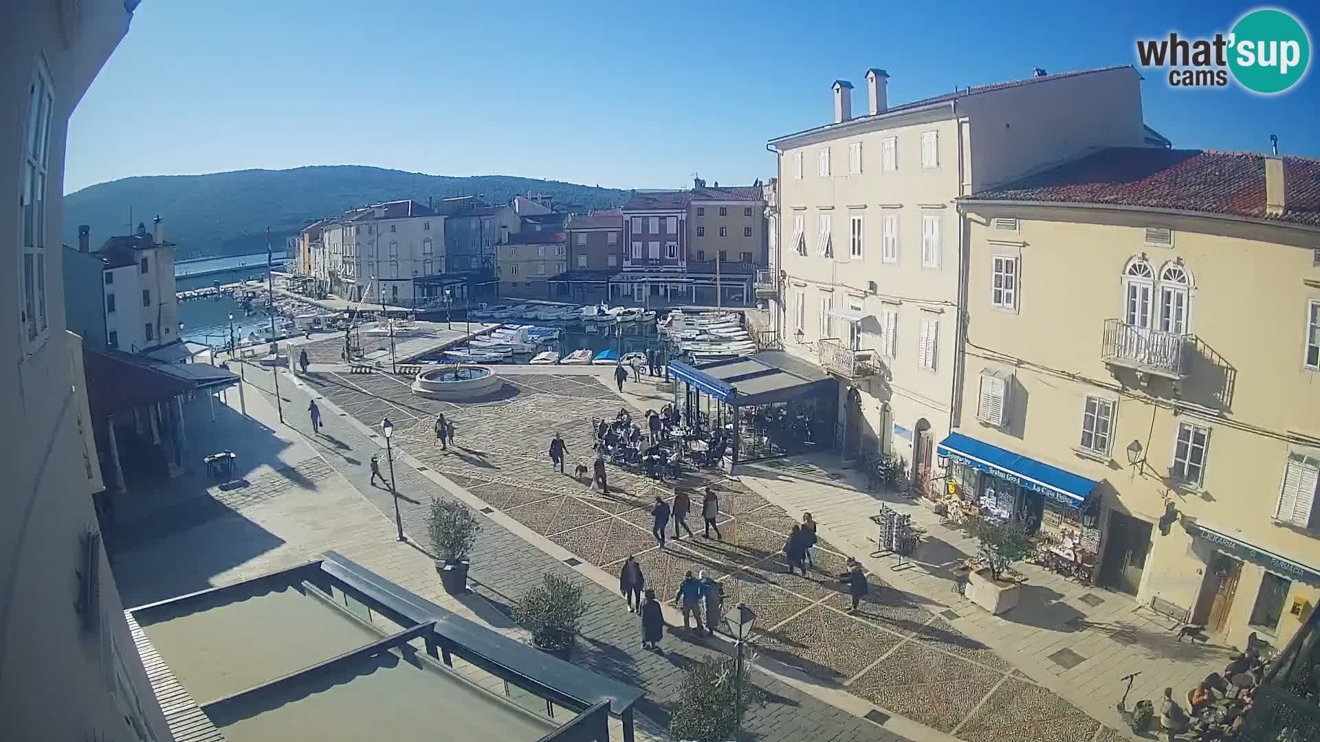 V ŽIVO spletna kamera Cres mesto – glavni trg in “mandrač” – otok Cres – Hrvaška