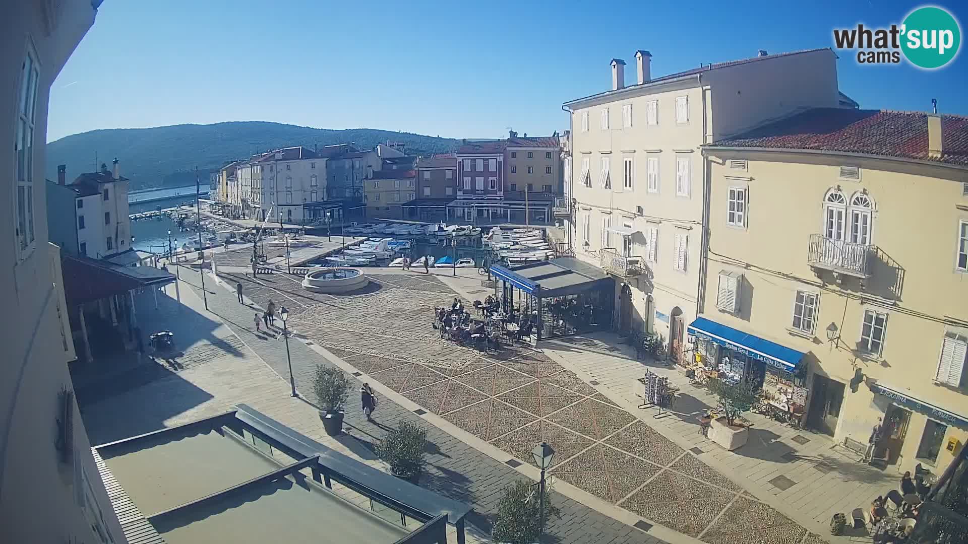 Kamera v ŽIVO Cres mesto – glavni trg in “mandrač” – otok Cres – Hrvaška