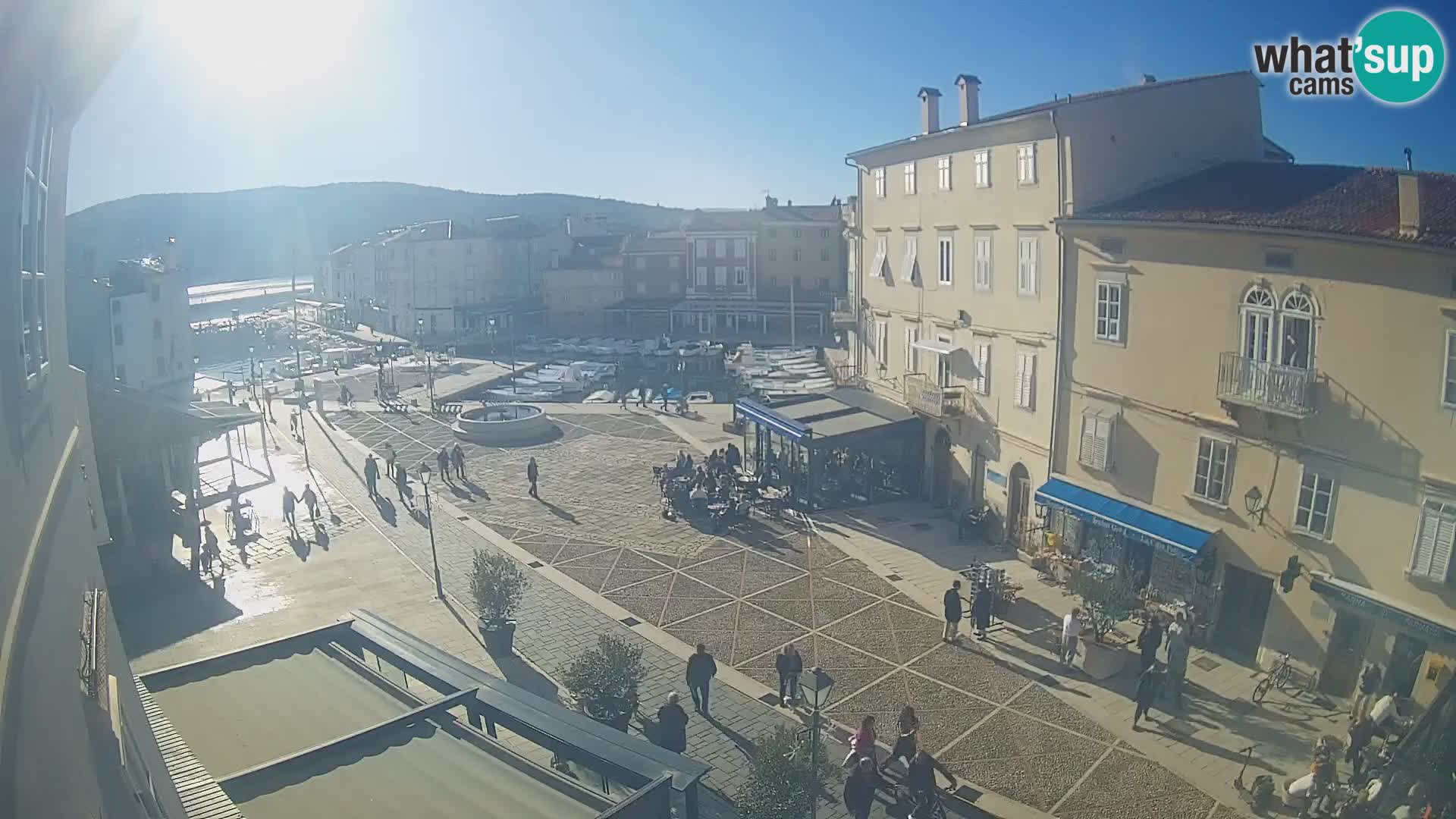 Cámara en vivo ciudad de Cres – plaza principal y “mandrač” – isla de Cres – Croacia