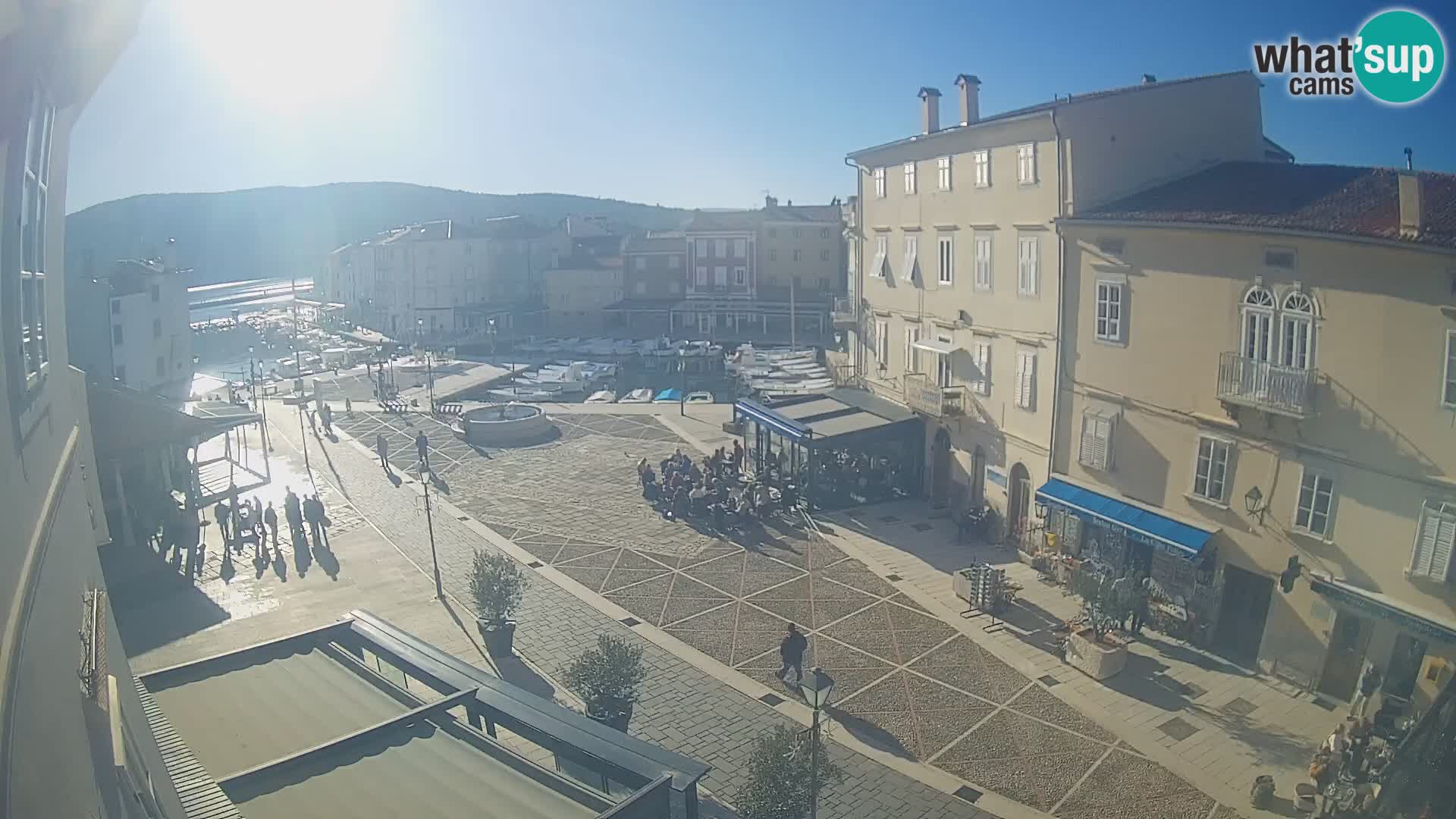 LIVE cam Cres city – place principale et “mandrač” – île de Cres – Croatie