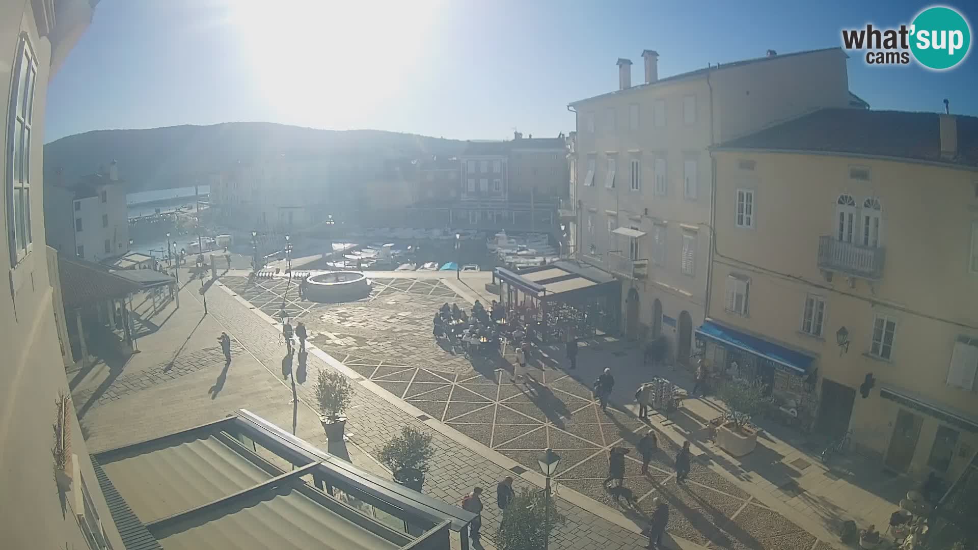 Cámara en vivo ciudad de Cres – plaza principal y “mandrač” – isla de Cres – Croacia