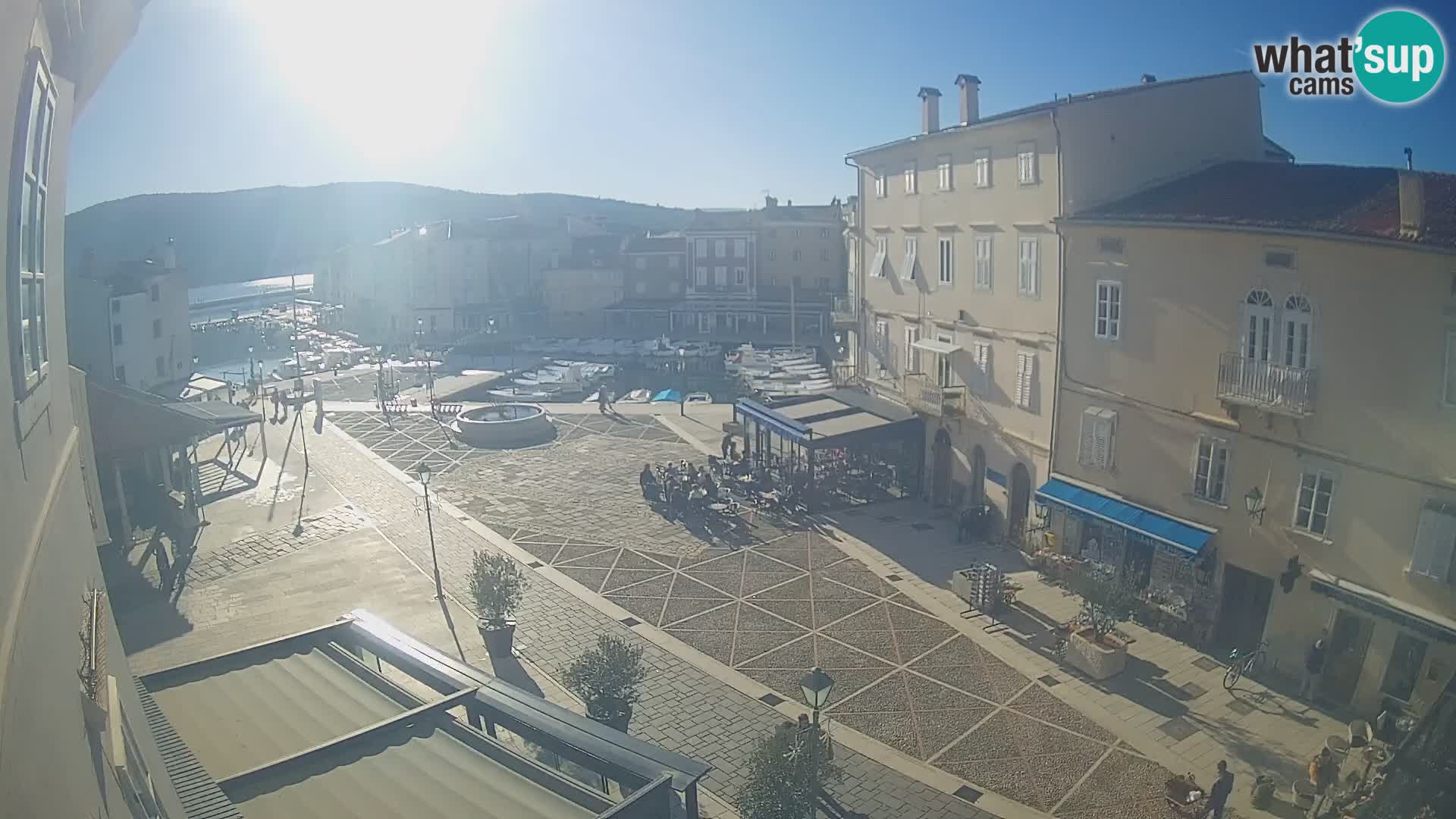 LIVE cam Cres city – place principale et “mandrač” – île de Cres – Croatie