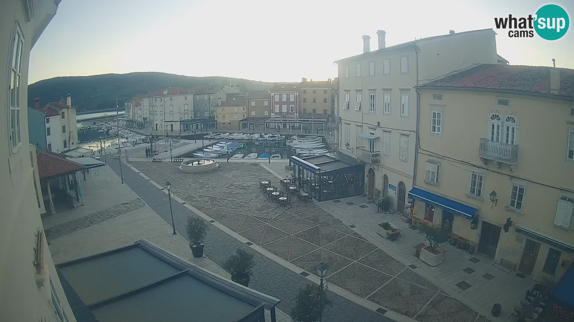 Cámara en vivo ciudad de Cres – plaza principal y “mandrač” – isla de Cres – Croacia