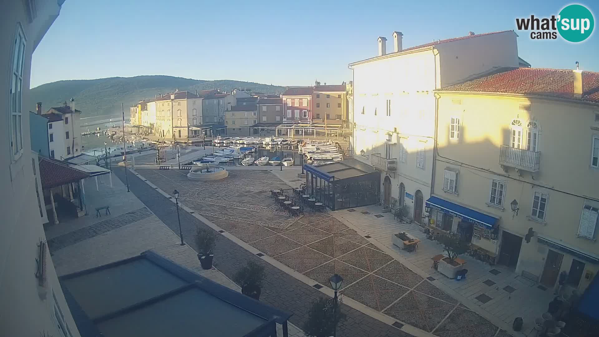 Cámara en vivo ciudad de Cres – plaza principal y “mandrač” – isla de Cres – Croacia