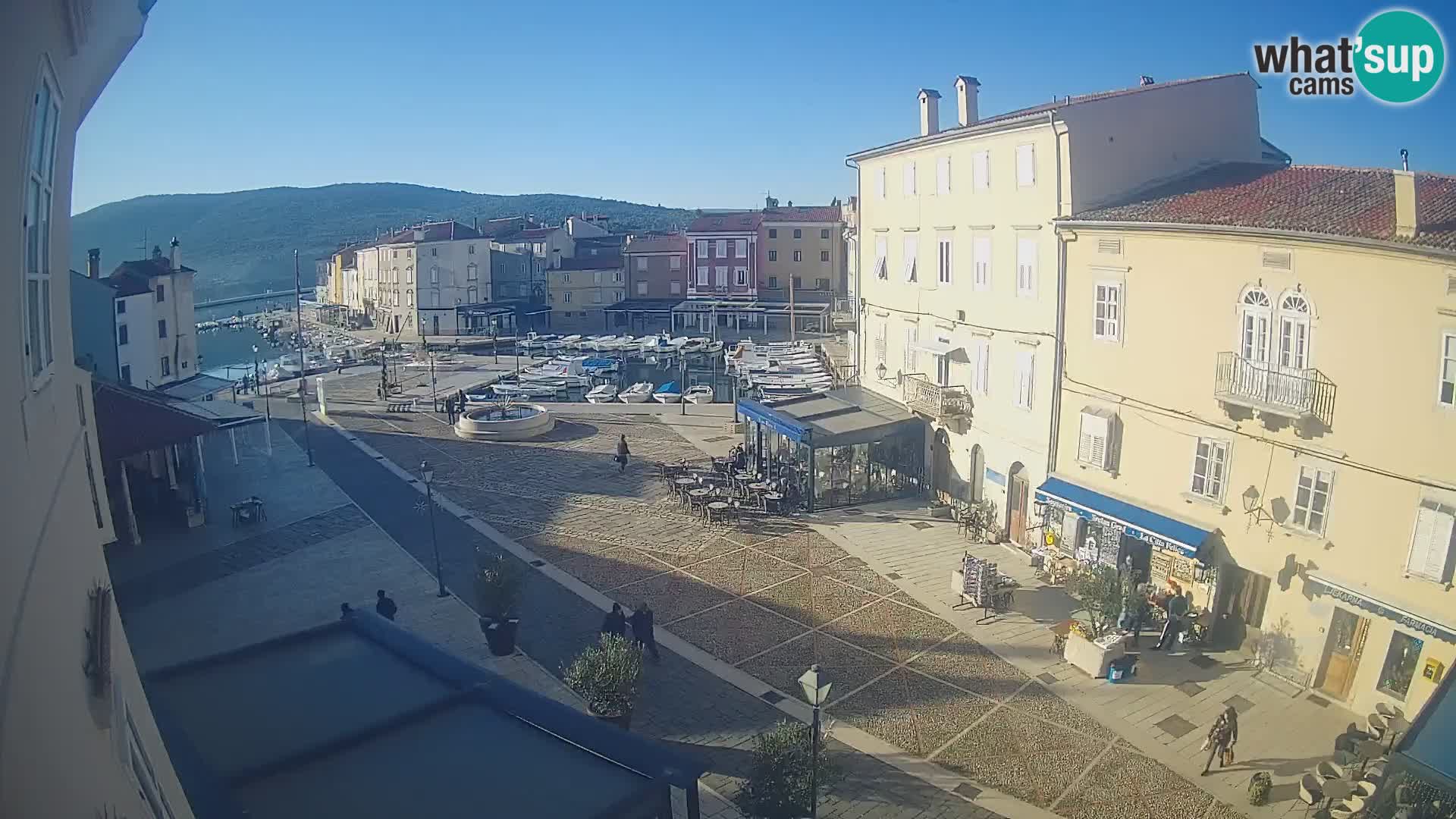 V ŽIVO spletna kamera Cres mesto – glavni trg in “mandrač” – otok Cres – Hrvaška