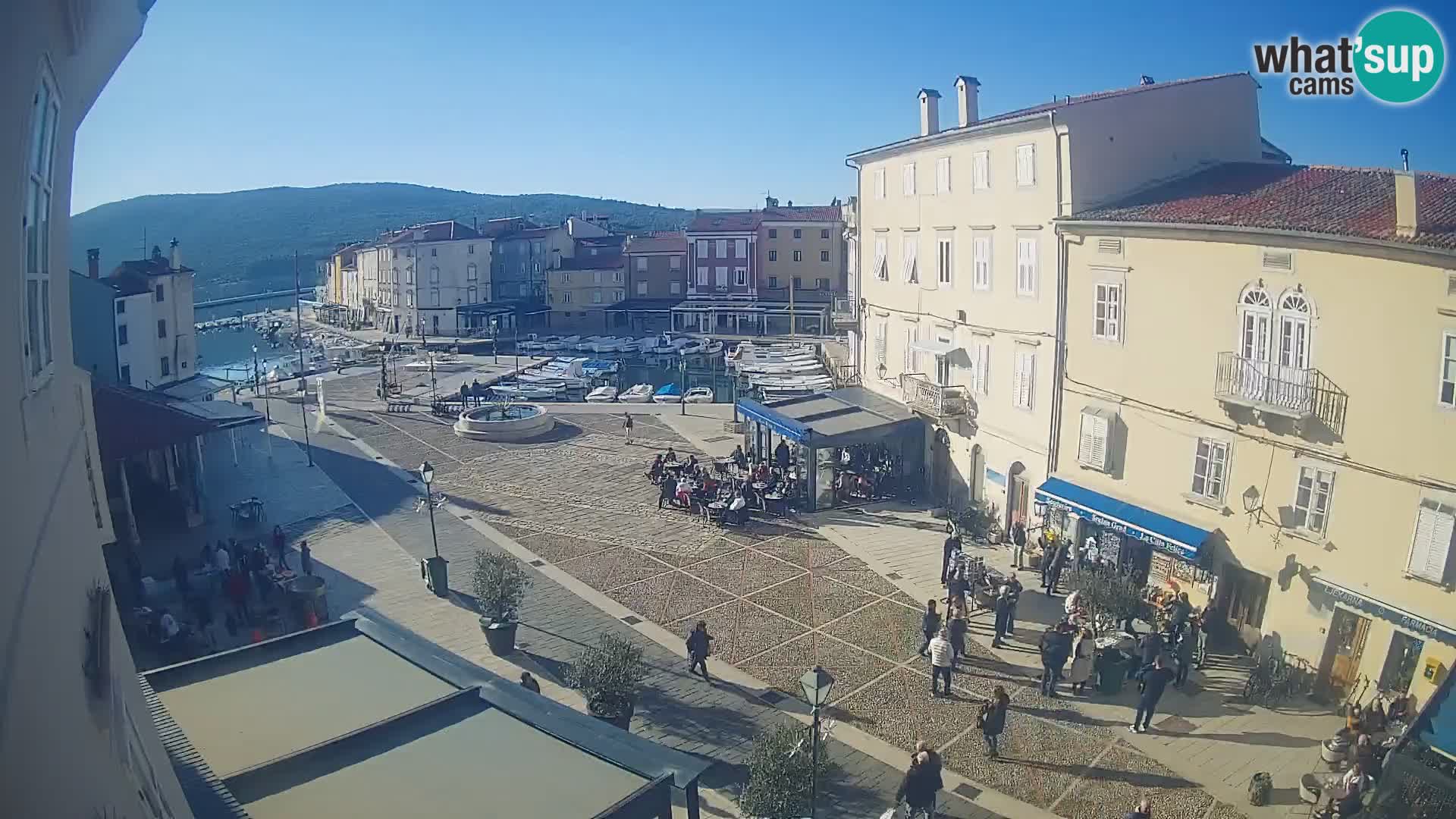 LIVE cam Cres city – place principale et “mandrač” – île de Cres – Croatie