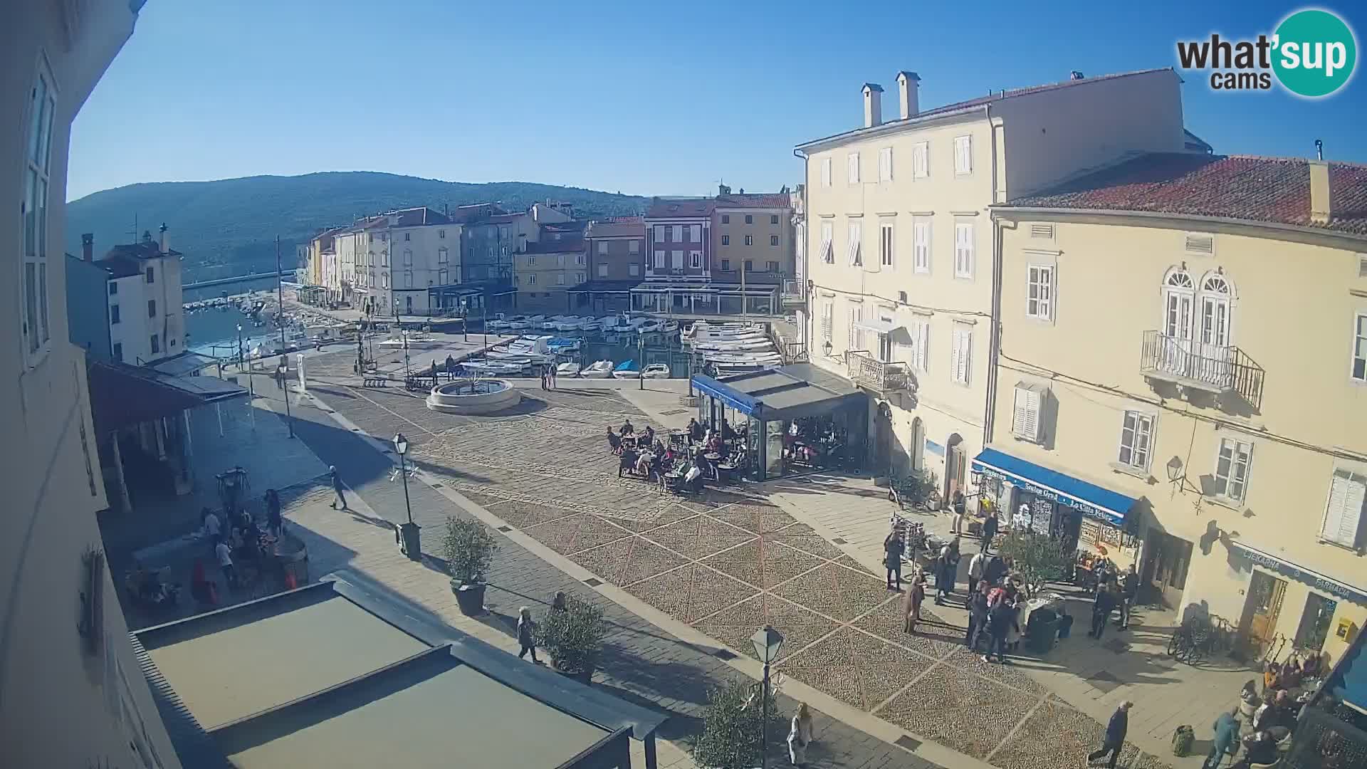 LIVE cam Cres city – place principale et “mandrač” – île de Cres – Croatie