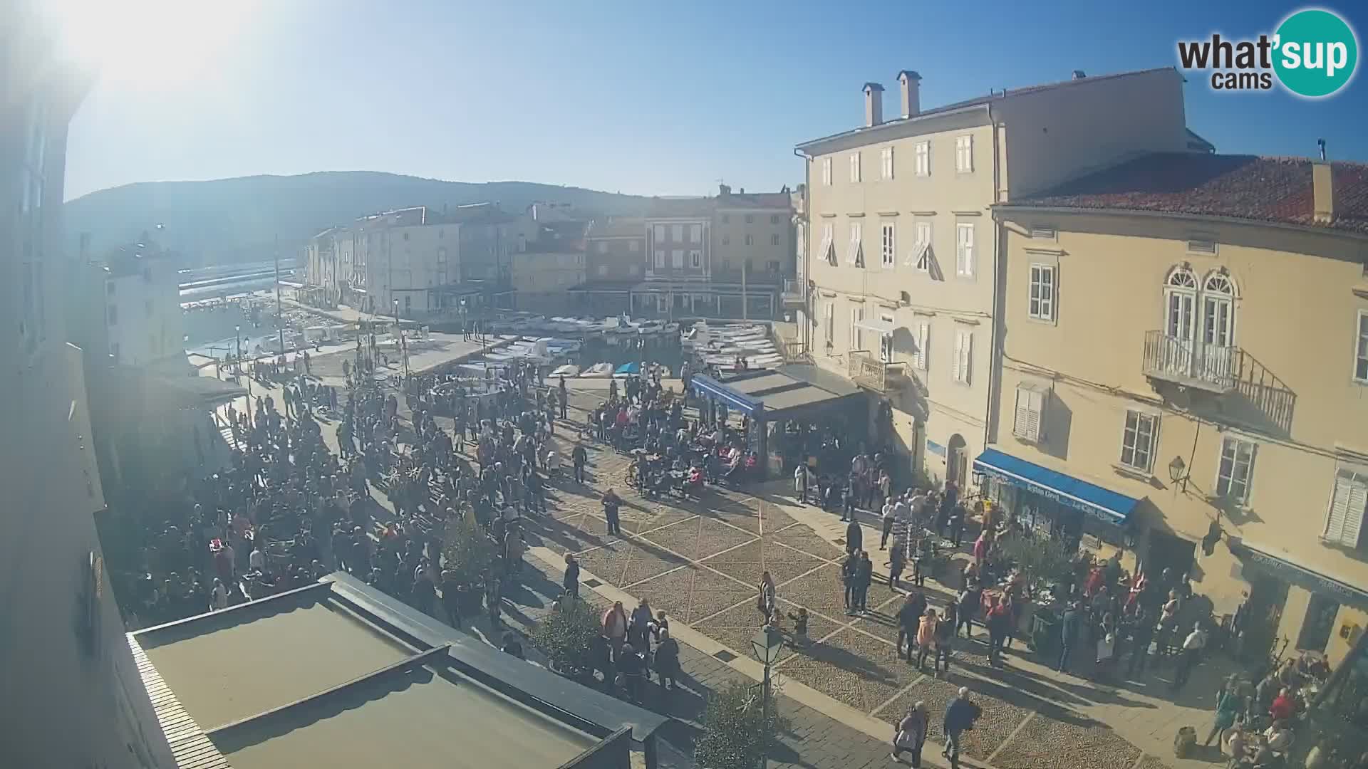 Kamera v ŽIVO Cres mesto – glavni trg in “mandrač” – otok Cres – Hrvaška