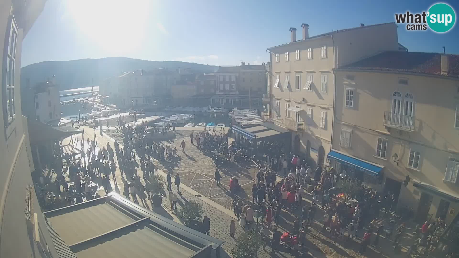 LIVE cam Cres city – place principale et “mandrač” – île de Cres – Croatie