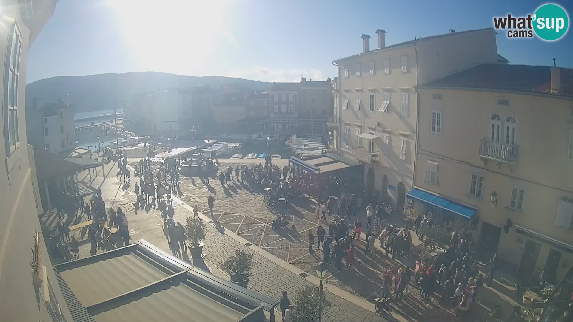 LIVE cam Cres city – place principale et “mandrač” – île de Cres – Croatie