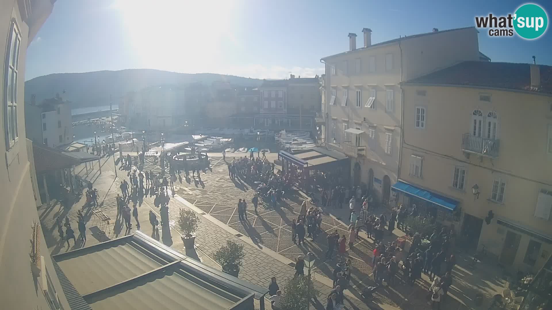 LIVE cam Cres city – place principale et “mandrač” – île de Cres – Croatie